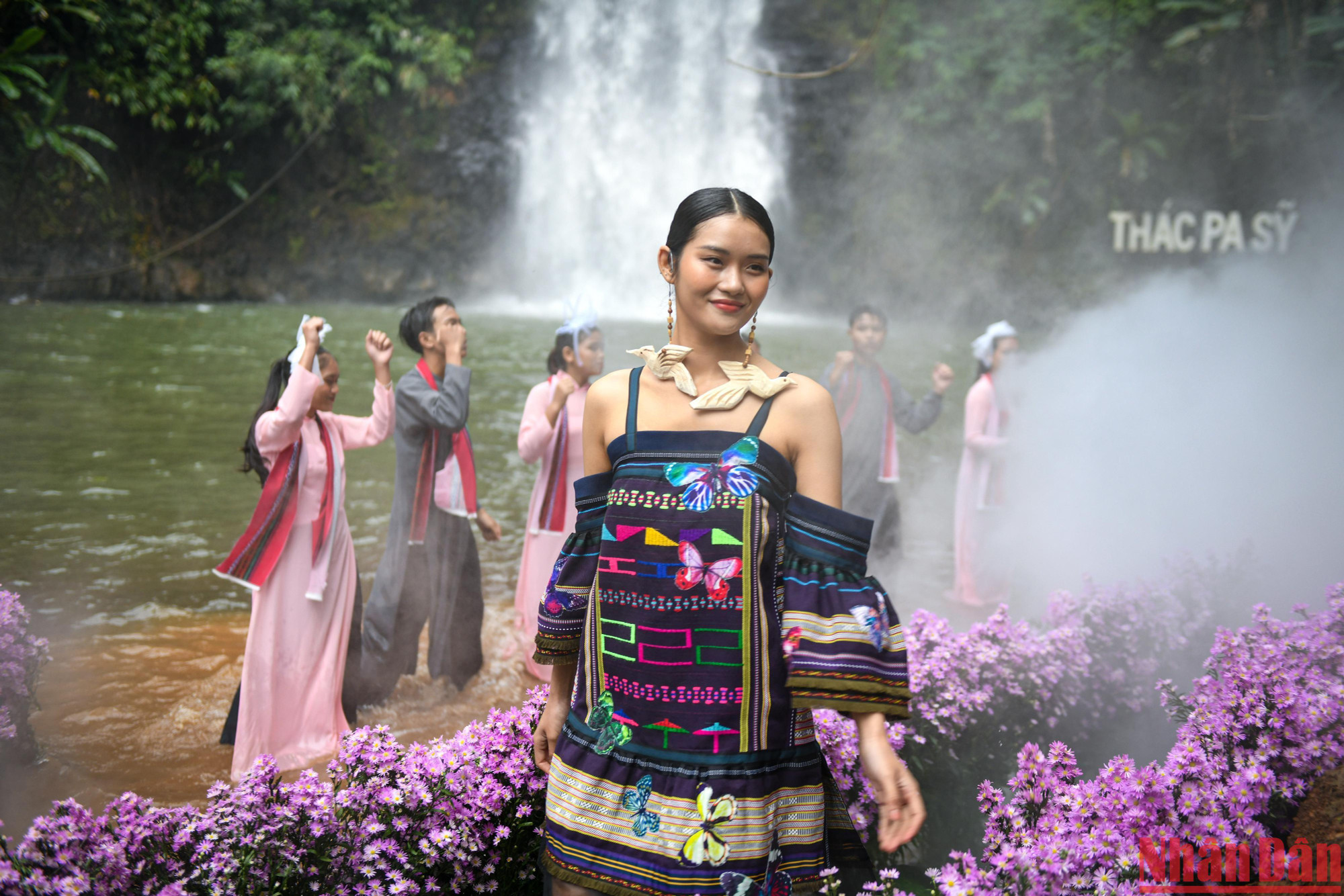 Lần đầu tiên áo dài trên nền vải thổ cẩm xuất hiện tại thác Pa Sỹ, là sự kết hợp độc đáo của những kiệt tác thiên nhiên và con người.