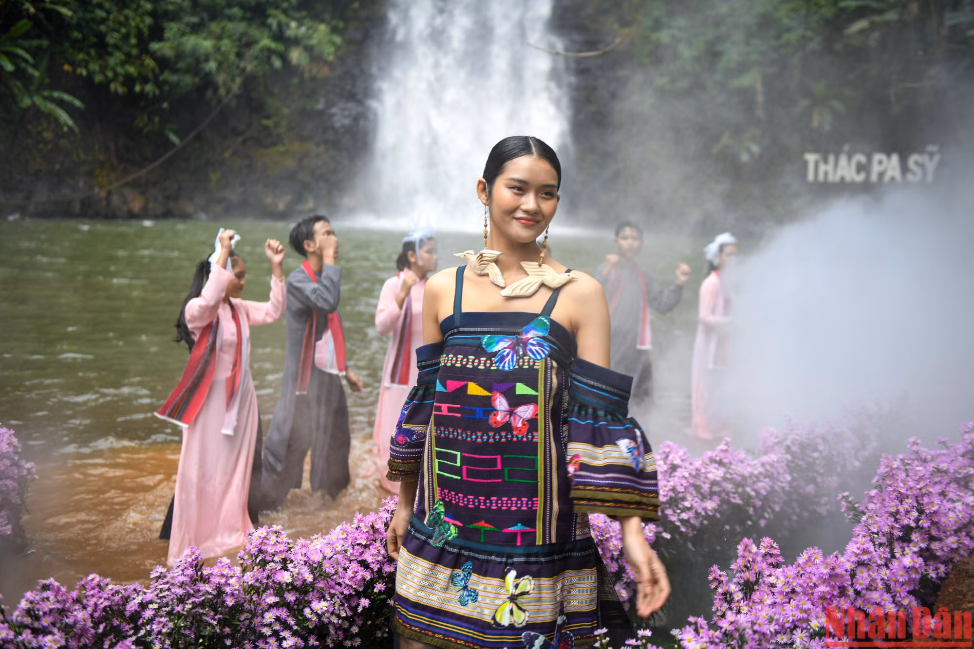 Lần đầu tiên áo dài trên nền vải thổ cẩm xuất hiện tại thác Pa Sỹ, là sự kết hợp độc đáo của những kiệt tác thiên nhiên và con người.
