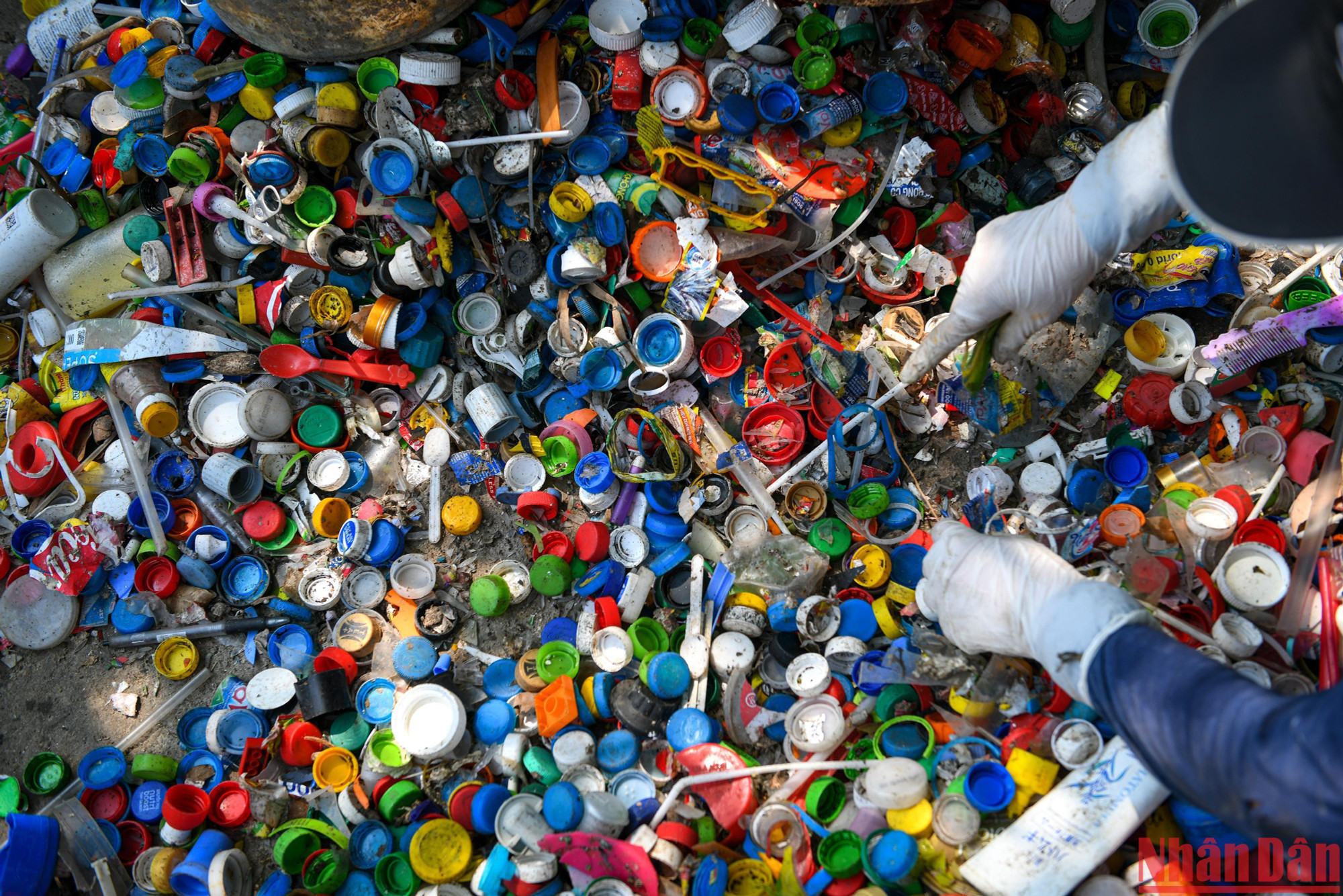 Nắp chai - đó là thứ còn lại sau quá trình phân loại. Những "sản phẩm" này sau đó sẽ được rửa sạch rồi đưa vào hệ thống máy nghiền nhằm tạo ra nhựa sơ chế.