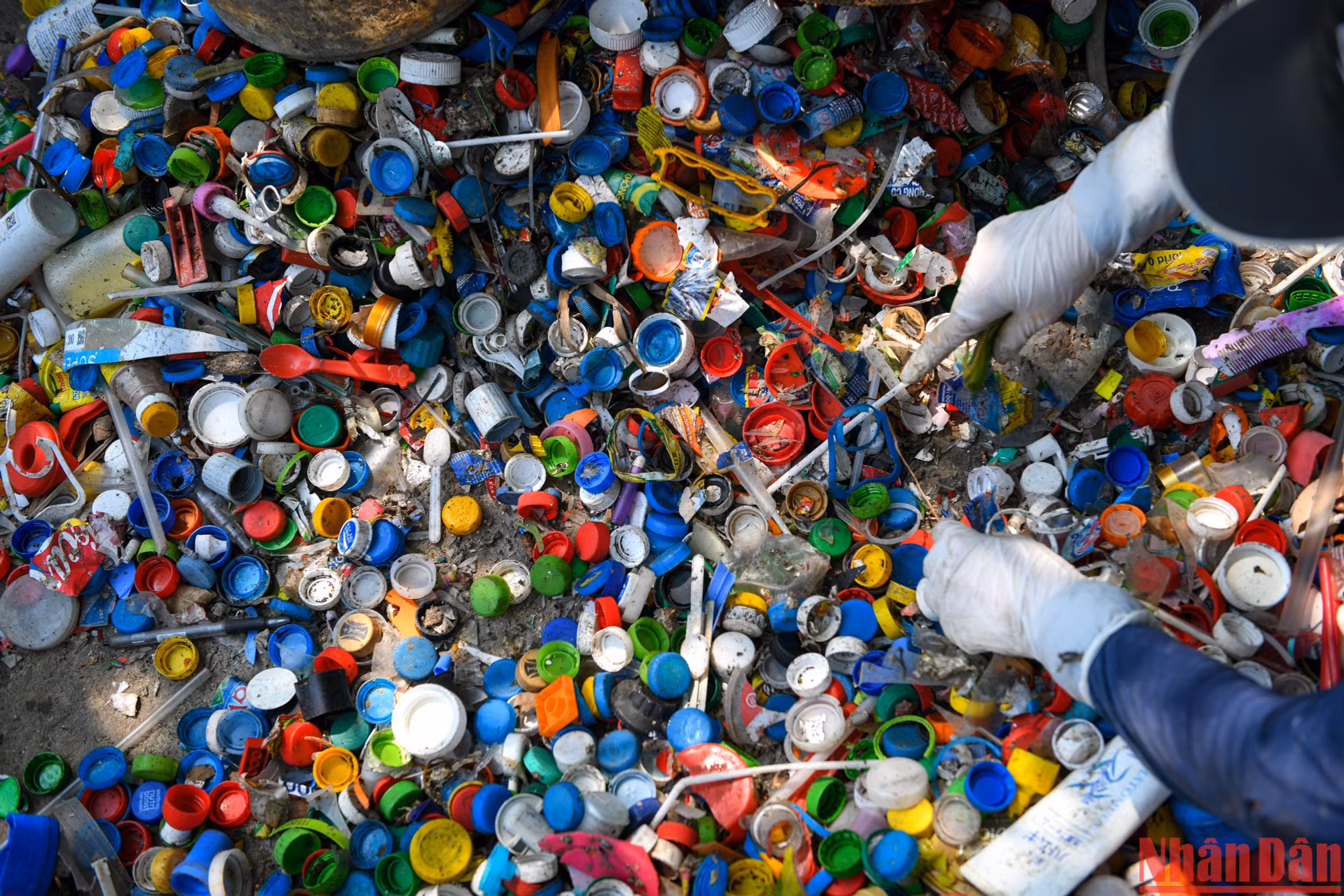 Nắp chai - đó là thứ còn lại sau quá trình phân loại. Những "sản phẩm" này sau đó sẽ được rửa sạch rồi đưa vào hệ thống máy nghiền nhằm tạo ra nhựa sơ chế. Nắp chai - đó là thứ còn lại sau quá trình phân loại. Những "sản phẩm" này sau đó sẽ được rửa sạch rồi đưa vào hệ thống máy nghiền nhằm tạo ra nhựa sơ chế.