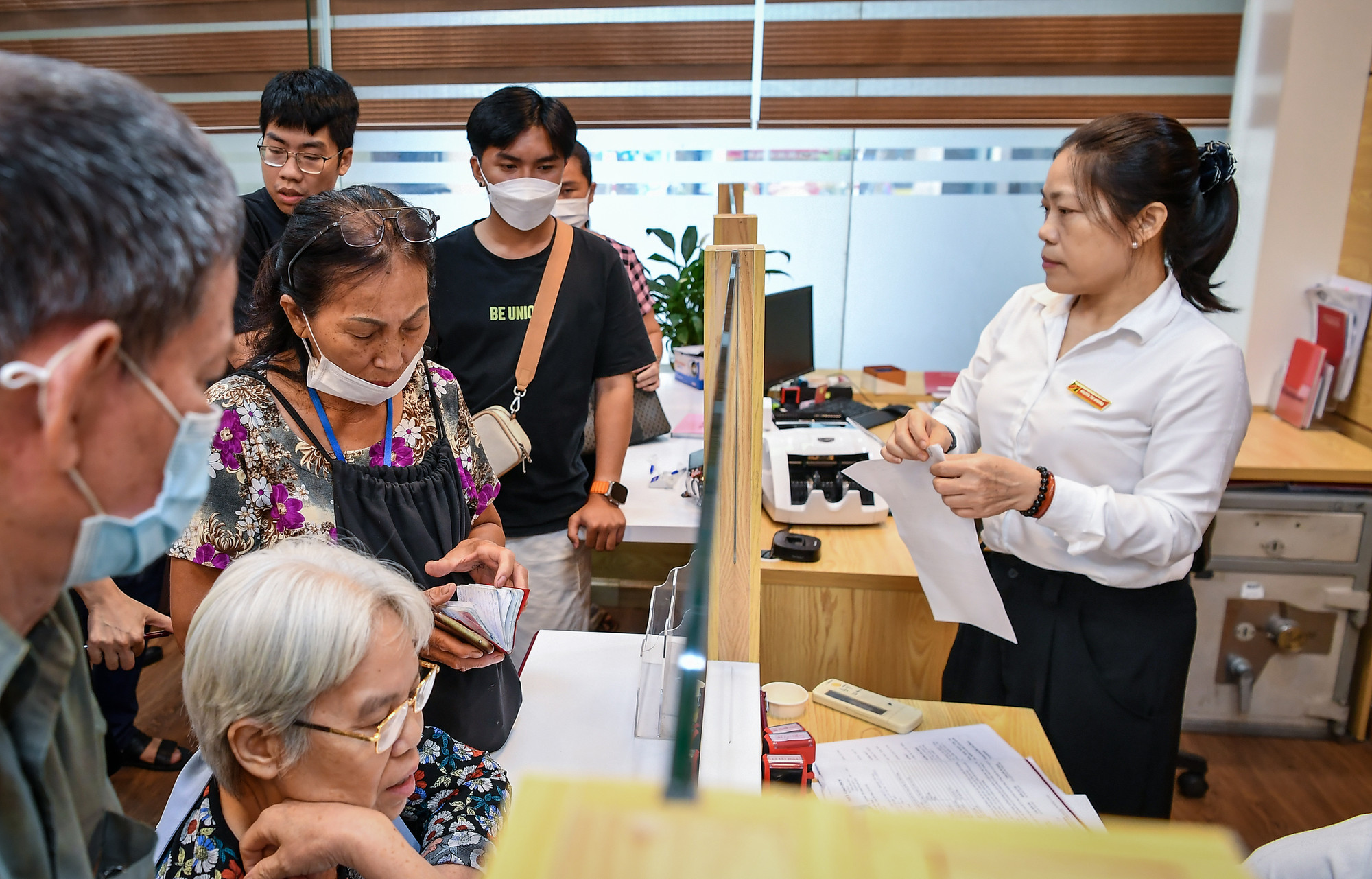 Hàng trăm người đã đến chờ trước thời điểm mở bán cả tiếng. Khách đến mua được nhân viên bảo vệ hướng dẫn lấy số thứ tự và ngồi chờ, ngân hàng phải bố trí thêm ghế ngồi để phục vụ khách hàng, bên trong phòng giao dịch chật ních người chờ mua vàng, nhiều người không chờ được đã bỏ về.