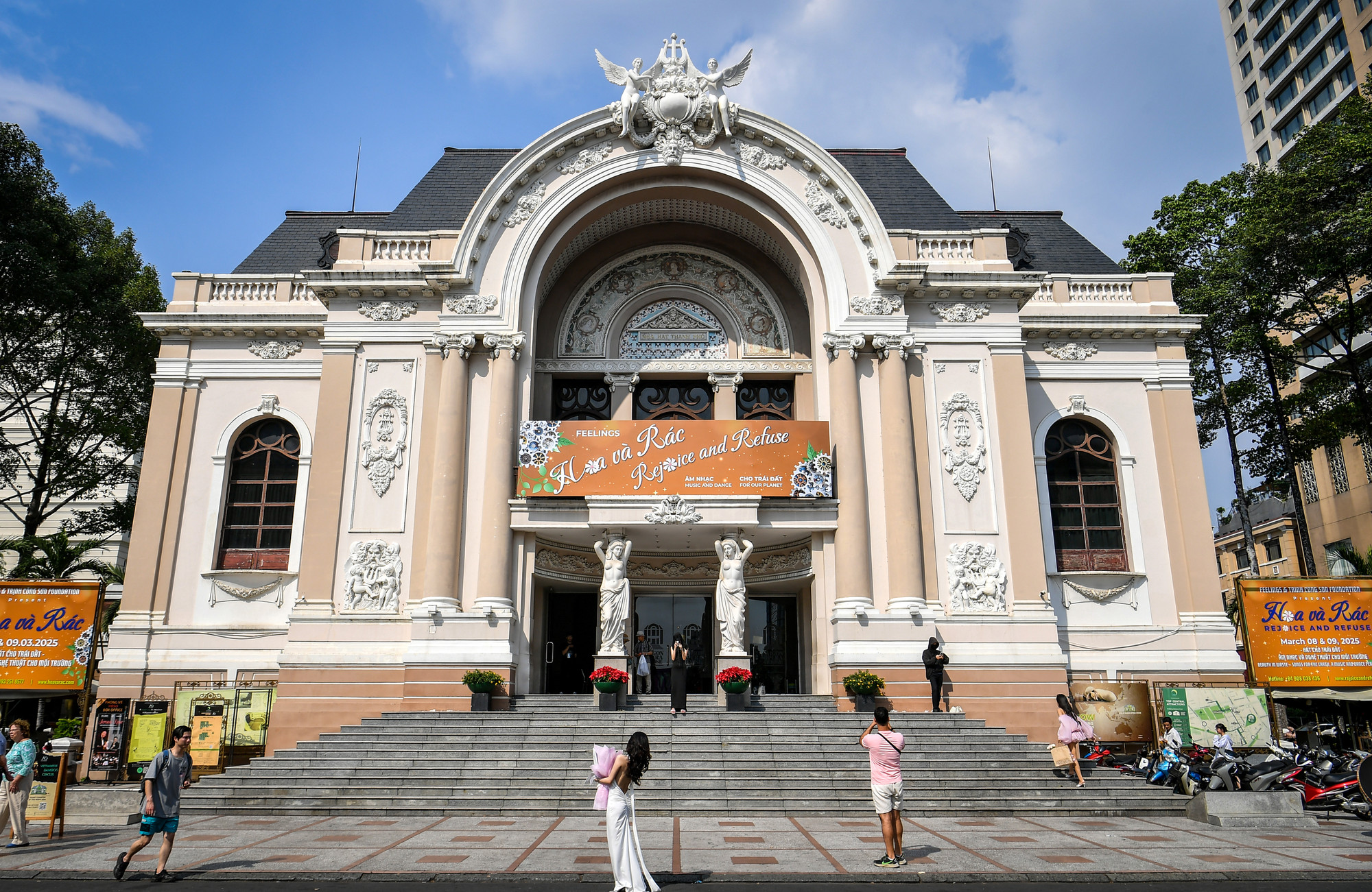 Nhà hát Thành phố có kiến trúc cổ điển Pháp, được xem là một trong những nhà hát lớn và đẹp nhất ở Đông Nam Á.