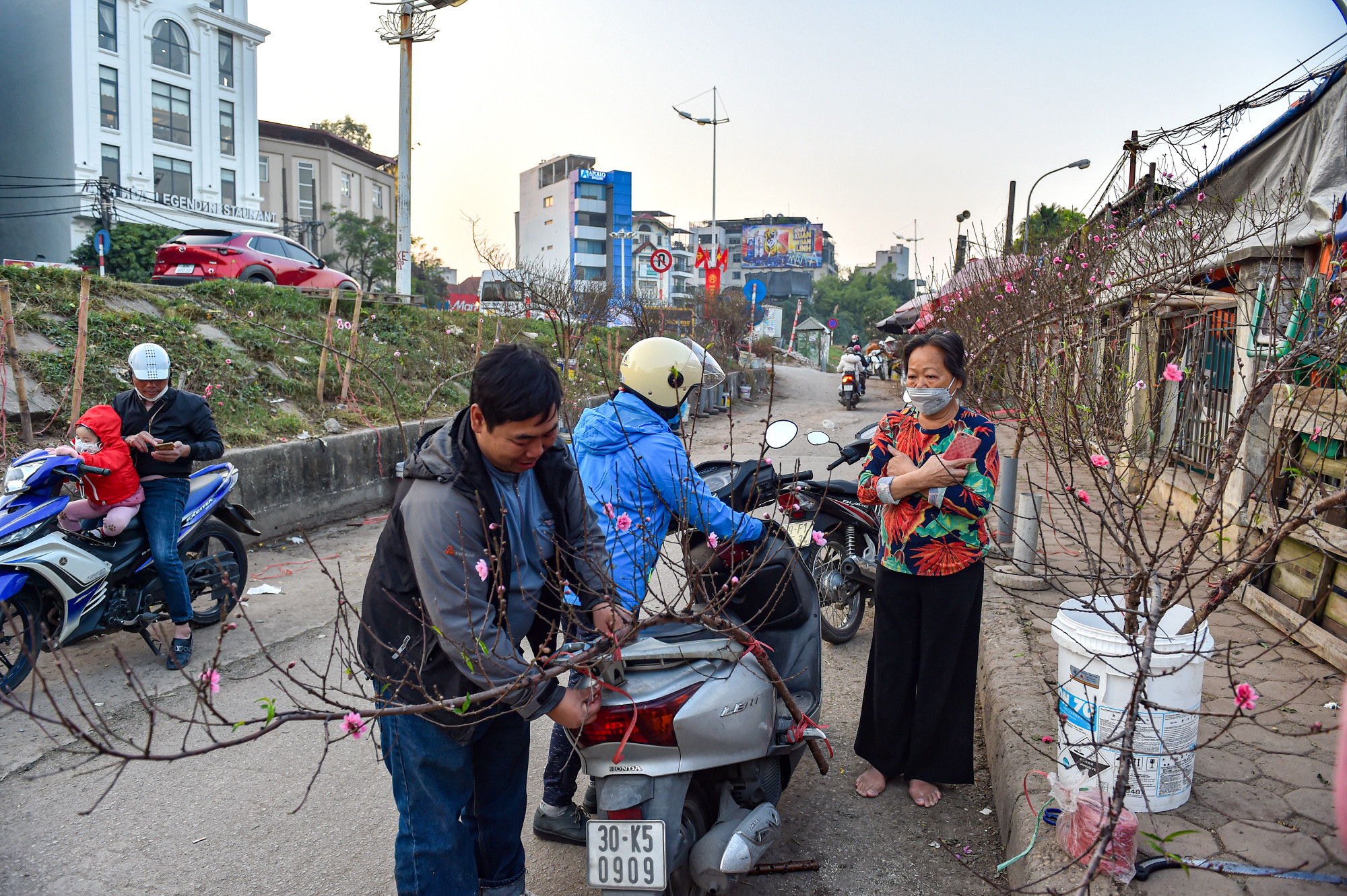 Giá các cành đào nở sớm tại chợ Quảng An dao động từ 200 nghìn đồng/cành đến cả triệu đồng/cành.