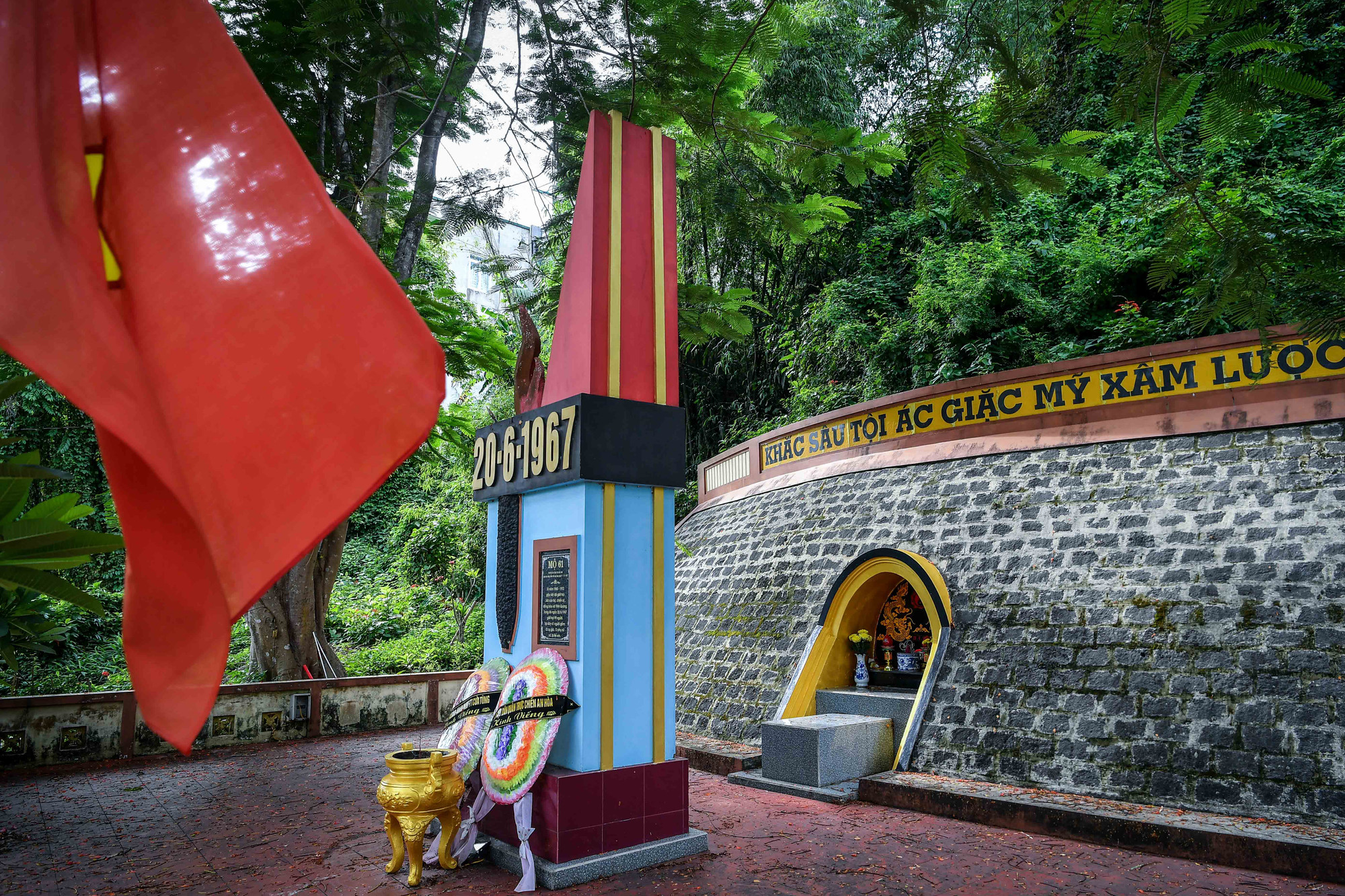 Tính riêng từ năm 1965-1972, đã có 345 cán bộ, chiến sĩ và đồng bào xã Vĩnh Quang mãi mãi nằm xuống.