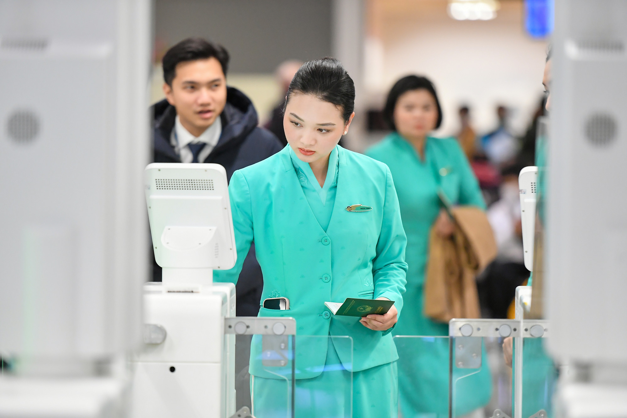 Tính đến ngày 23/12, đã có tổng cộng 194.879 lượt nhập cảnh và 669.985 lượt xuất cảnh thực hiện thông qua cổng Autogate. Ứng dụng công nghệ thông tin được coi là nền tảng quan trọng, giải pháp mang tính đột phá để nâng cao chất lượng giải quyết thủ tục hành chính, góp phần thực hiện chuyển đổi số trong cải cách hành chính của Chính phủ. Tính đến ngày 23/12, đã có tổng cộng 194.879 lượt nhập cảnh và 669.985 lượt xuất cảnh thực hiện thông qua cổng Autogate. Ứng dụng công nghệ thông tin được coi là nền tảng quan trọng, giải pháp mang tính đột phá để nâng cao chất lượng giải quyết thủ tục hành chính, góp phần thực hiện chuyển đổi số trong cải cách hành chính của Chính phủ.