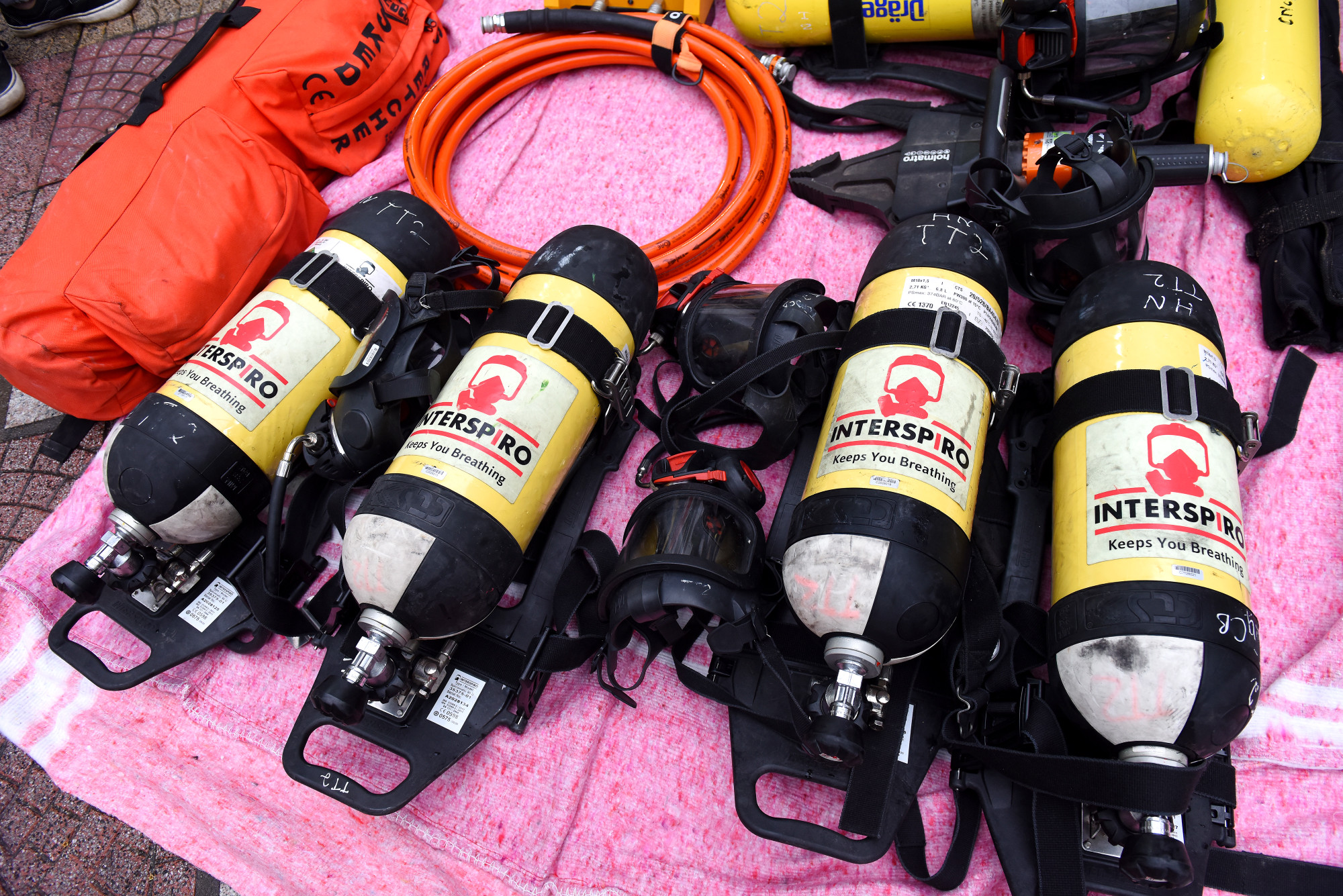 Các dụng cụ: máy cưa, mặt nạ phòng độc, bình dưỡng khí,...bảo đảm an toàn trong quá trình làm nhiệm vụ.