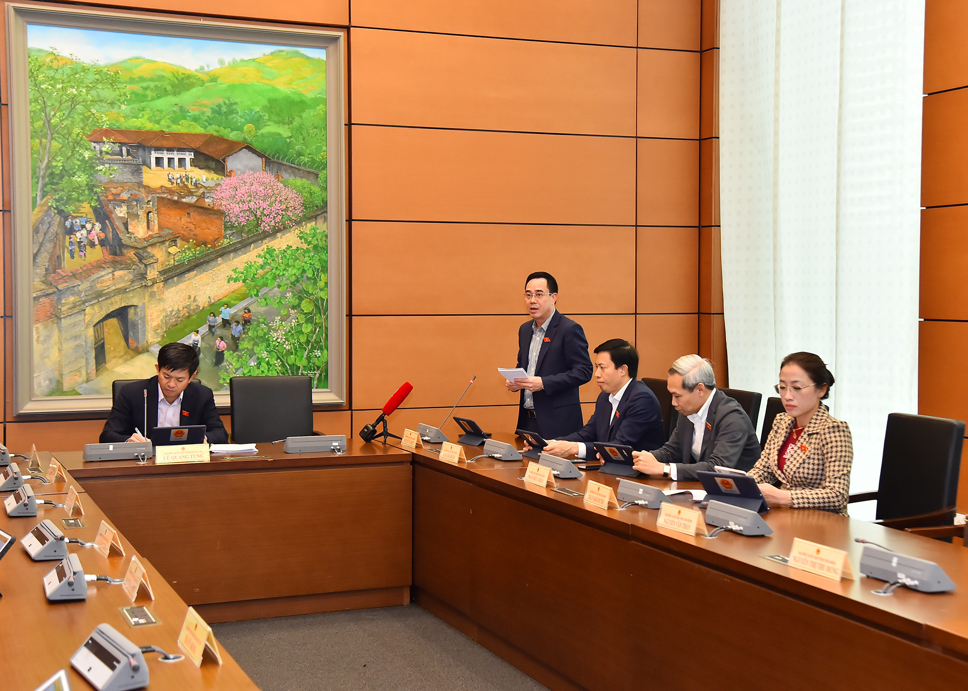 Ngoài ra, Quốc hội tiến hành thảo luận tại tổ để các biểu thảo luận, cho ý kiến về một số nội dung liên quan đến các vấn đề được đưa ra tại kỳ họp lần này.