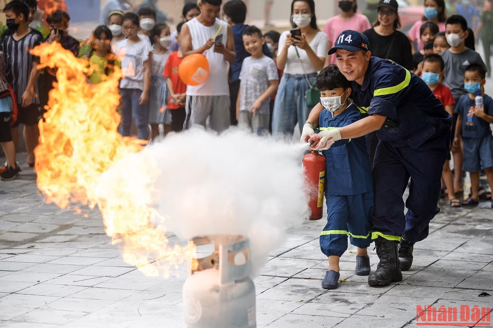 Thông qua chương trình, các em có cơ hội được đóng vai là chiến sĩ cứu hỏa thực thụ, được sử dụng một số phương tiện chữa cháy và cứu nạn cứu hộ chuyên dụng.