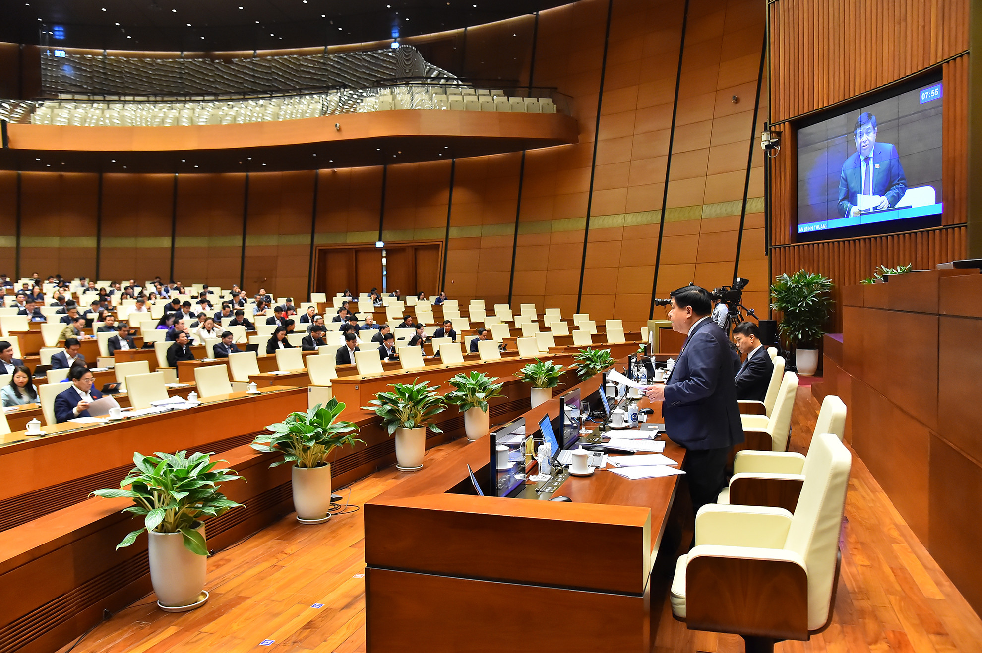 Bộ trưởng Kế hoạch và Đầu tư Nguyễn Chí Dũng phát biểu giải trình, làm rõ một số vấn đề các đại biểu Quốc hội nêu liên quan đến Quy hoạch tổng thể quốc gia thời kỳ 2021-2030, tầm nhìn đến năm 2050 tại phiên họp sáng 7/1.