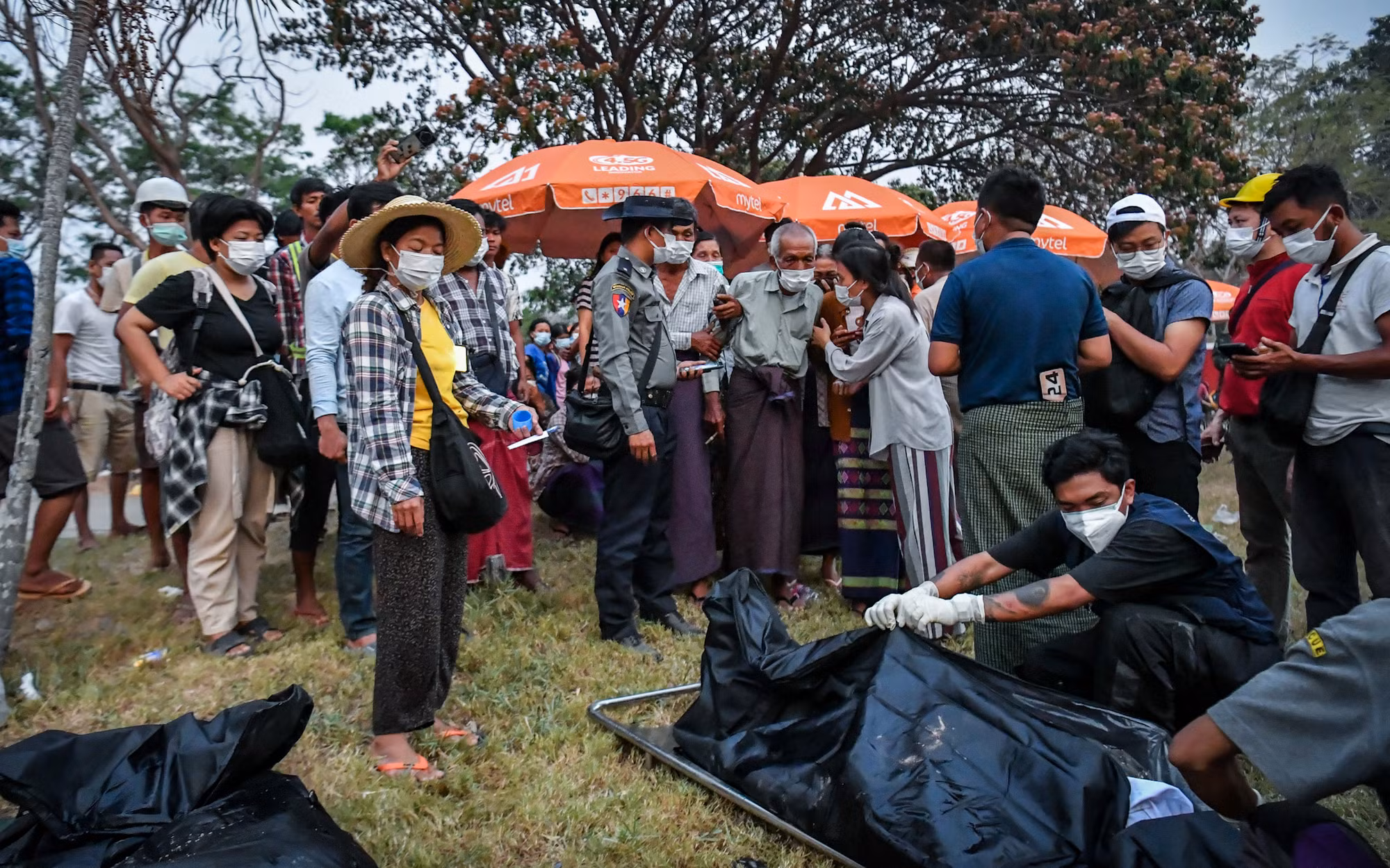 Người nhà xót xa đến nhận dạng người thân. Người nhà xót xa đến nhận dạng người thân.
