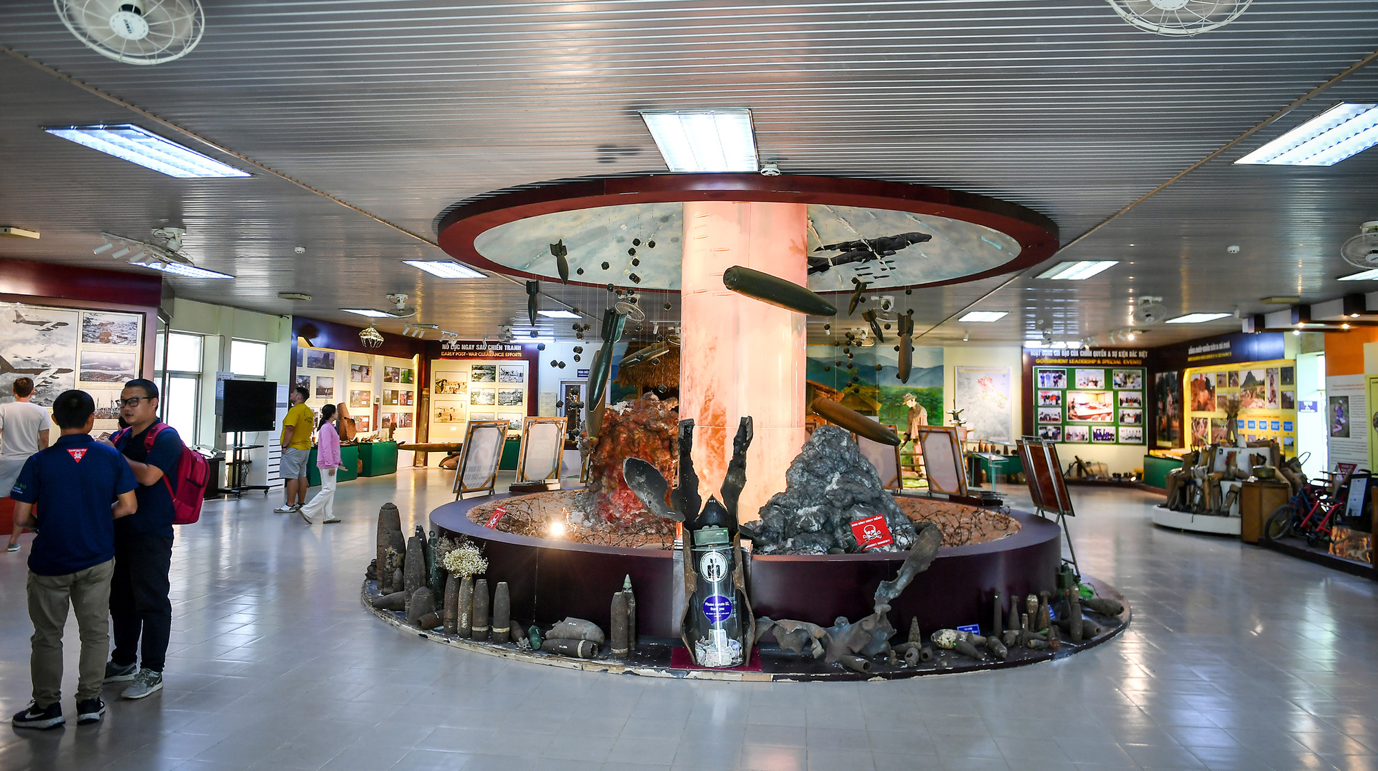 Trung tâm “Trưng bày hoạt động khắc phục hậu quả bom mìn” được thành lập năm 8/2011 với sứ mệnh tạo không gian sưu tầm, giữ gìn và giới thiệu tất cả các loại bom, mìn cũng như các thông tin liên quan đến hậu quả chiến tranh.