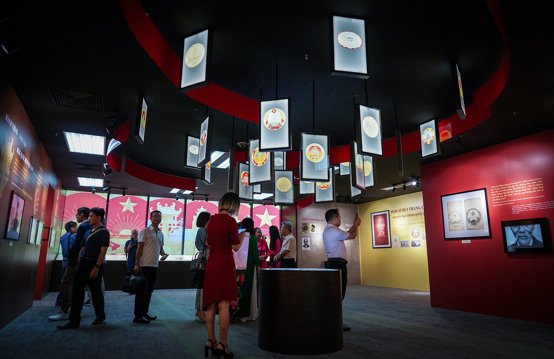 Với diện tích khoảng 150 mét vuông, Trưng bày giới thiệu gần 200 hiện vật gốc, tài liệu, hình ảnh về cuộc đời, sự nghiệp của Danh hoạ Bùi Trang Chước