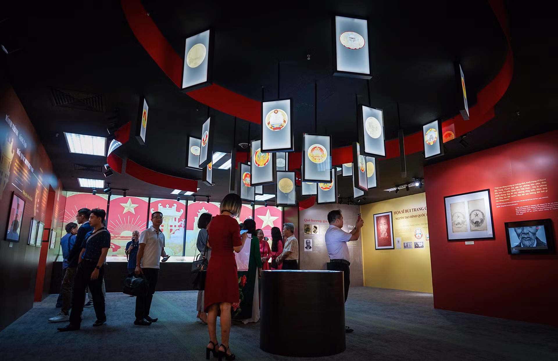 Với diện tích khoảng 150 mét vuông, Trưng bày giới thiệu gần 200 hiện vật gốc, tài liệu, hình ảnh về cuộc đời, sự nghiệp của Danh hoạ Bùi Trang Chước