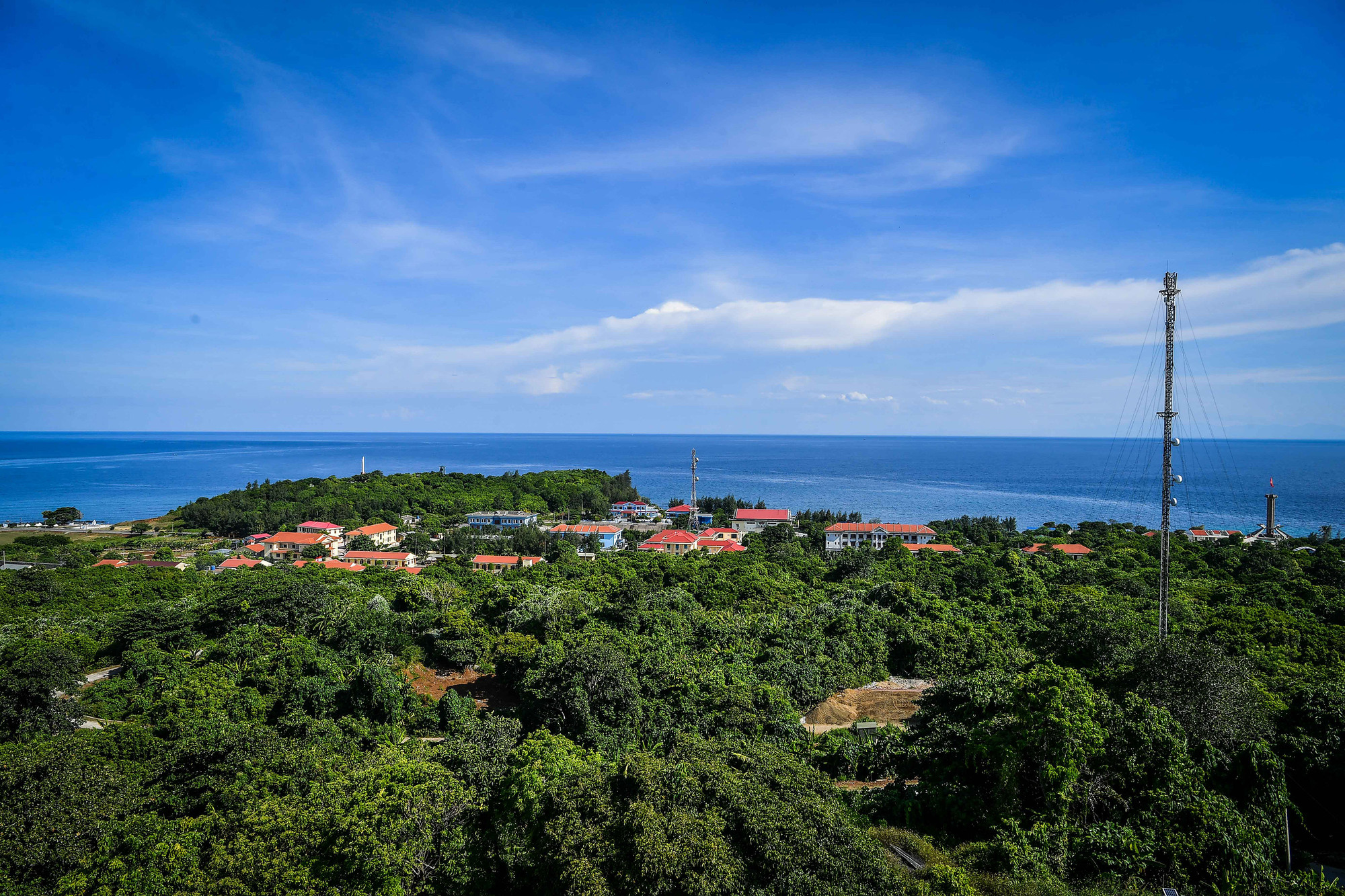 Đảo Cồn Cỏ sở hữu cảnh quan tuyệt đẹp, không khí trong lành, thiên nhiên hoang sơ. Toàn bộ đảo chỉ có khoảng gần 500 người nên nhịp sống rất bình dị, yên ắng.