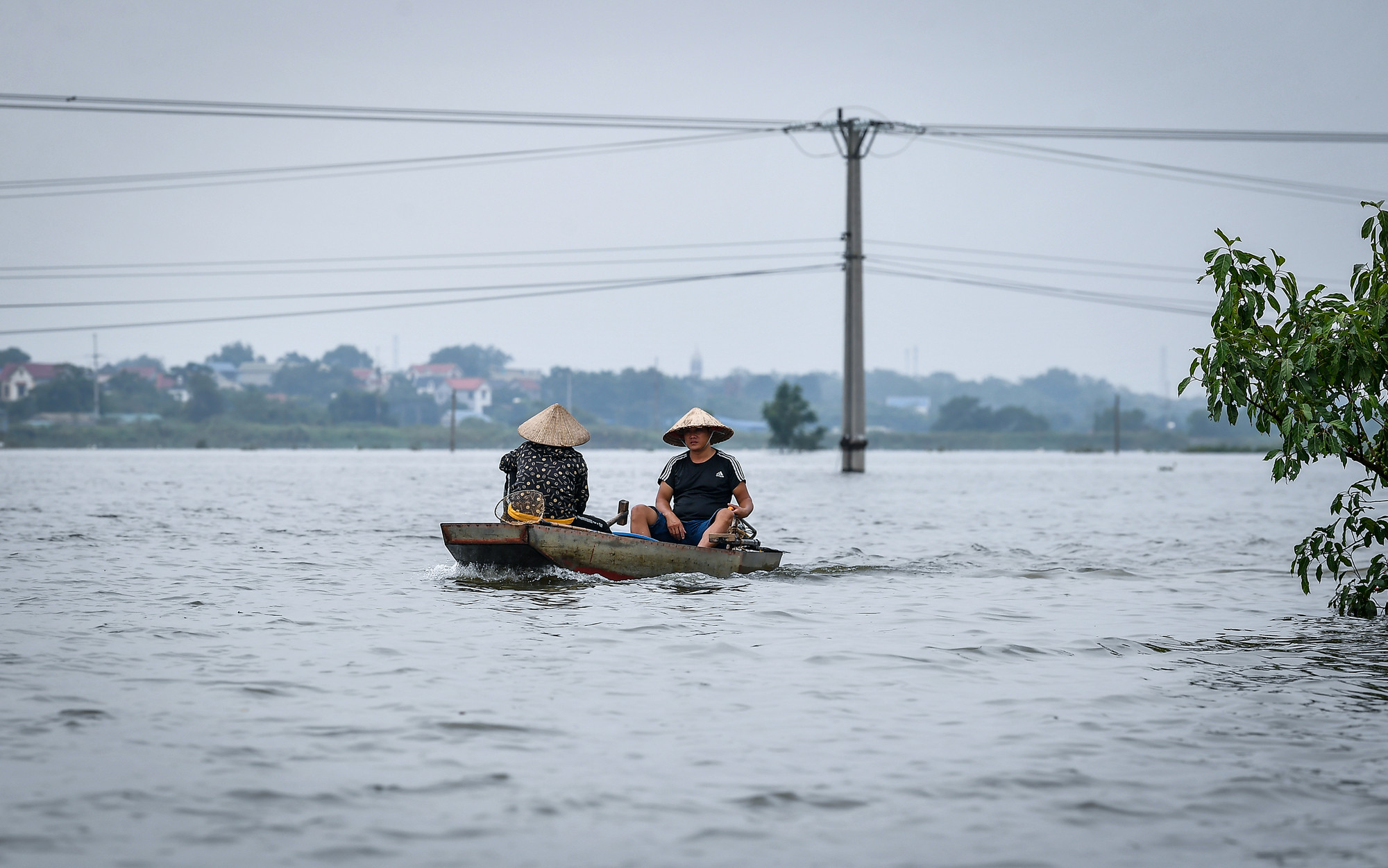Phương tiện di chuyển phổ biến nhất tại Cấn Hạ những ngày này là... thuyền.