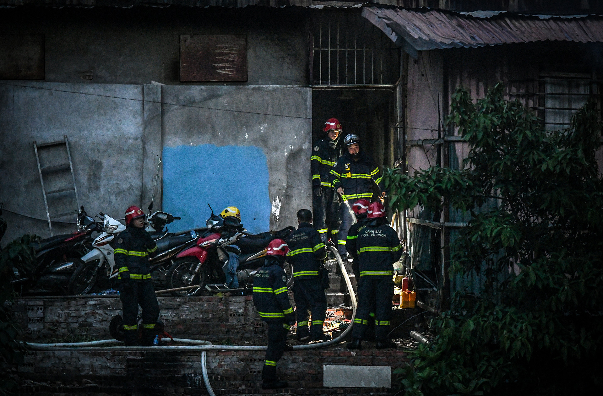 Lực lượng chức năng tiến sát hiện trường đám cháy. Lực lượng chức năng tiến sát hiện trường đám cháy.