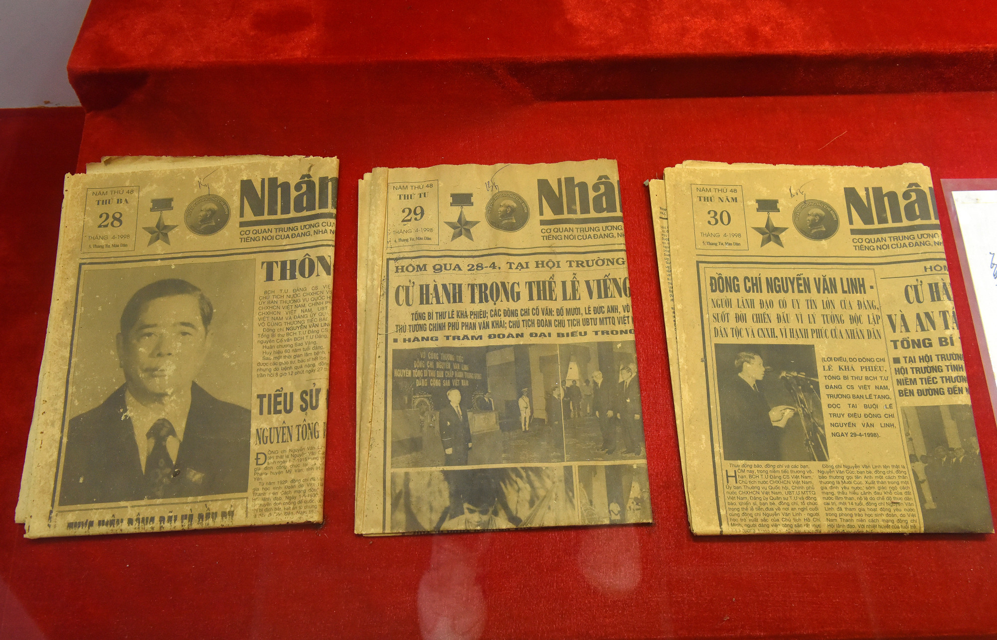 Vào năm đầu thời kỳ đổi mới, Tổng Bí thư Nguyễn Văn Linh nổi tiếng với bút danh N.V.L với một loạt các bài báo trong chuyên mục “Những việc cần làm ngay” đăng trên báo Nhân Dân bàn về những việc cần phải chấn chỉnh trong xã hội, tạo ra luồng sinh khí mới trong xã hội, thể hiện sự trăn trở và tinh thần quyết tâm của người đứng đầu Đảng và Nhà nước ta trong chống tham nhũng, tiêu cực, bảo vệ lợi ích và quyền làm chủ của nhân dân. Vào năm đầu thời kỳ đổi mới, Tổng Bí thư Nguyễn Văn Linh nổi tiếng với bút danh N.V.L với một loạt các bài báo trong chuyên mục “Những việc cần làm ngay” đăng trên báo Nhân Dân bàn về những việc cần phải chấn chỉnh trong xã hội, tạo ra luồng sinh khí mới trong xã hội, thể hiện sự trăn trở và tinh thần quyết tâm của người đứng đầu Đảng và Nhà nước ta trong chống tham nhũng, tiêu cực, bảo vệ lợi ích và quyền làm chủ của nhân dân.