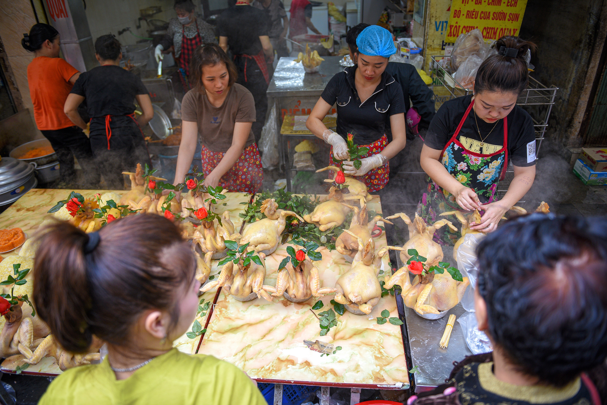 Gà cúng ngậm hoa hồng bán ở chợ Hàng Bè đã tạo nên thương hiệu. Để mua được gà cúng như ý, nhiều người đã có mặt tại các cửa hàng từ rất sớm.
