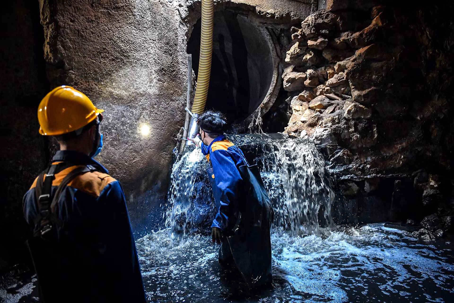 [Ảnh] Một ngày "đội nắng, hút bùn" của công nhân vệ sinh cống ngầm Hà Nội ảnh 4