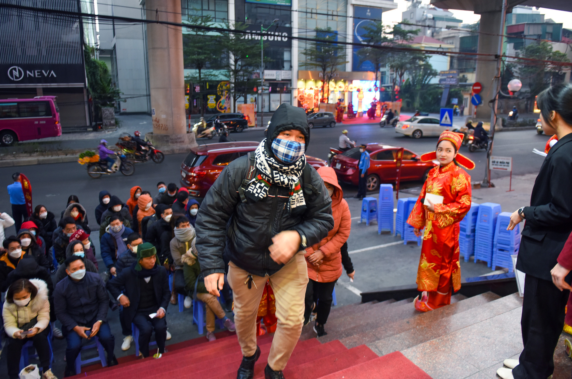 Những khách hàng đầu tiên được hướng dẫn tiến vào cửa hàng. Phía sau, hàng chục người vẫn kiên nhẫn chờ đợi tới lượt.