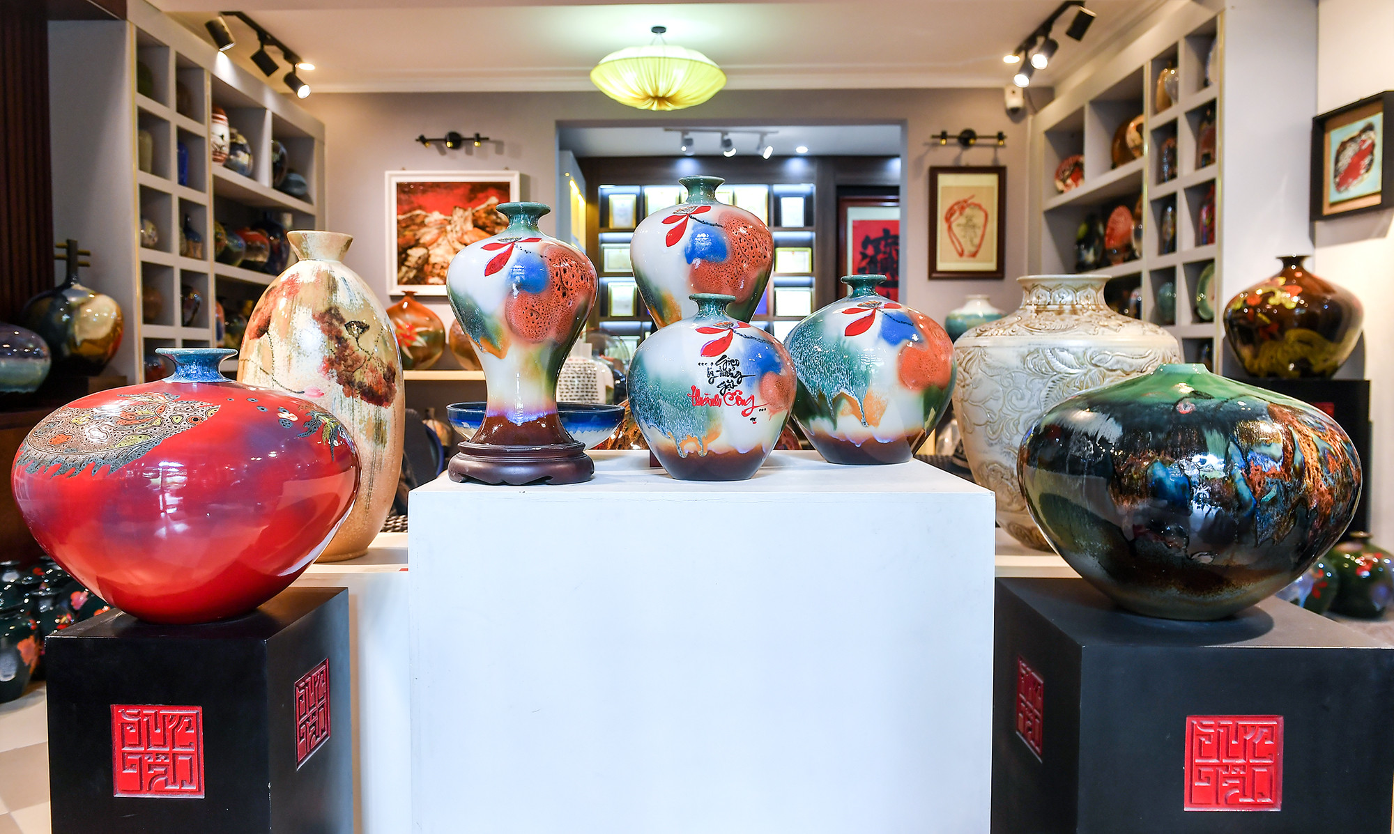 Mỗi sản phẩm Gốm men Suối ngọc sẽ có một diện mạo riêng, không trùng lặp. Mỗi sản phẩm Gốm men Suối ngọc sẽ có một diện mạo riêng, không trùng lặp.