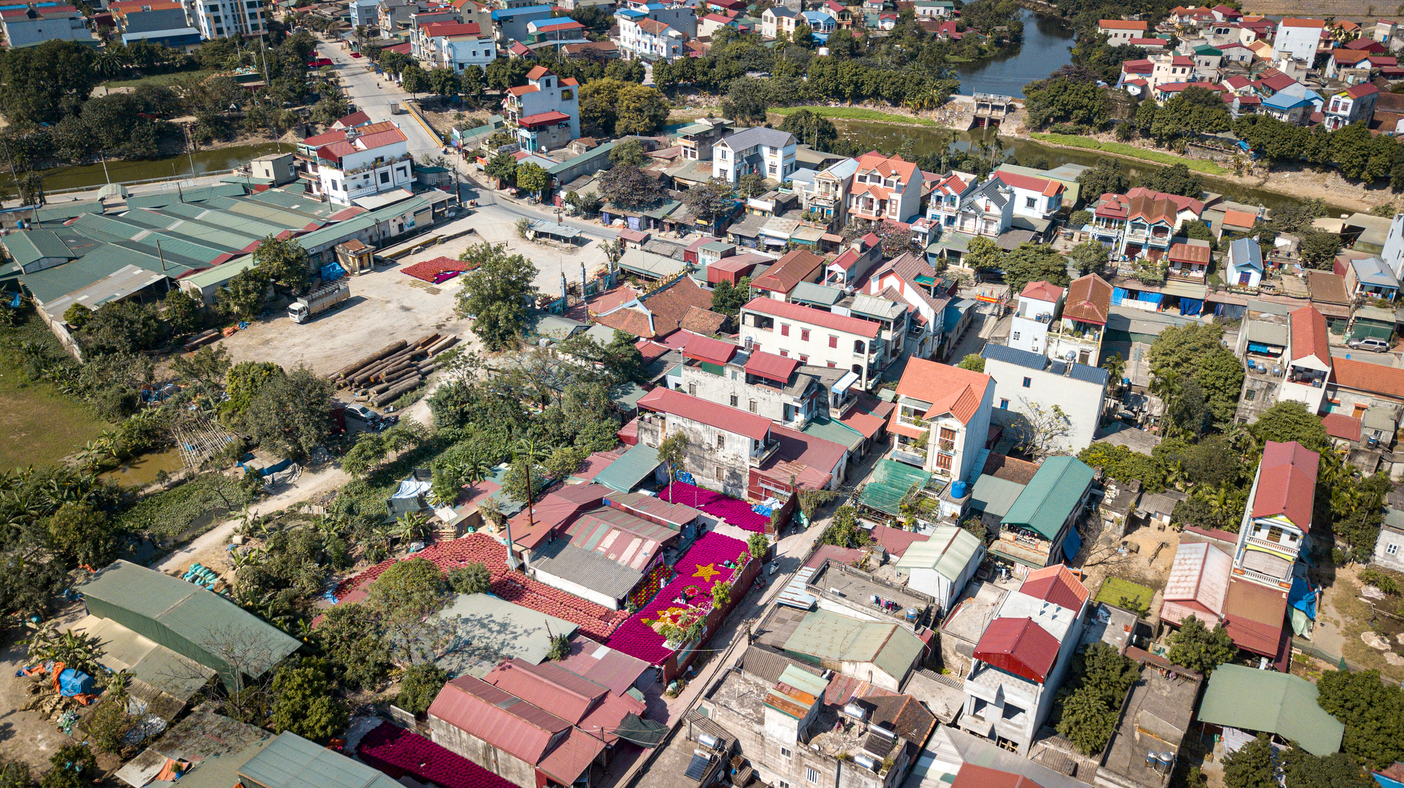 Cách trung tâm TP Hà Nội khoảng 36km về phía nam, làng nghề làm tăm hương Quảng Phú Cầu (huyện Ứng Hòa, Hà Nội) đã có tuổi đời khoảng 1 thế kỷ. Nghề làm tăm ở đây nhộn nhịp suốt cả năm nhưng sôi động hơn cả là vào những ngày cận Tết. Ngay từ đầu làng, màu đỏ của chân hương như càng rực rỡ dưới ánh nắng, thu hút ánh nhìn của bất kì khách lạ nào ghé thăm.