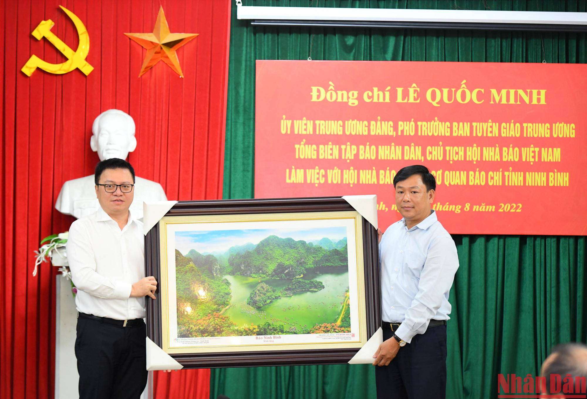 Báo Ninh Bình tặng quà lưu niệm cho Báo Nhân Dân.