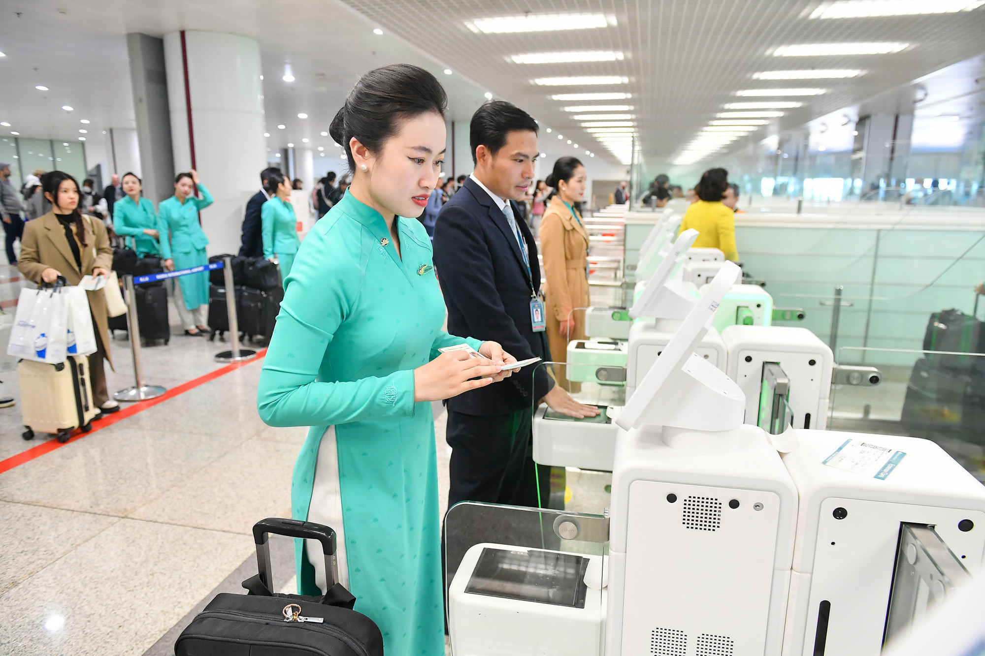 Thành viên tổ bay của hãng Hàng không quốc gia Việt Nam thực hiện thủ tục nhập cảnh qua cửa Autogate. Thành viên tổ bay của hãng Hàng không quốc gia Việt Nam thực hiện thủ tục nhập cảnh qua cửa Autogate.