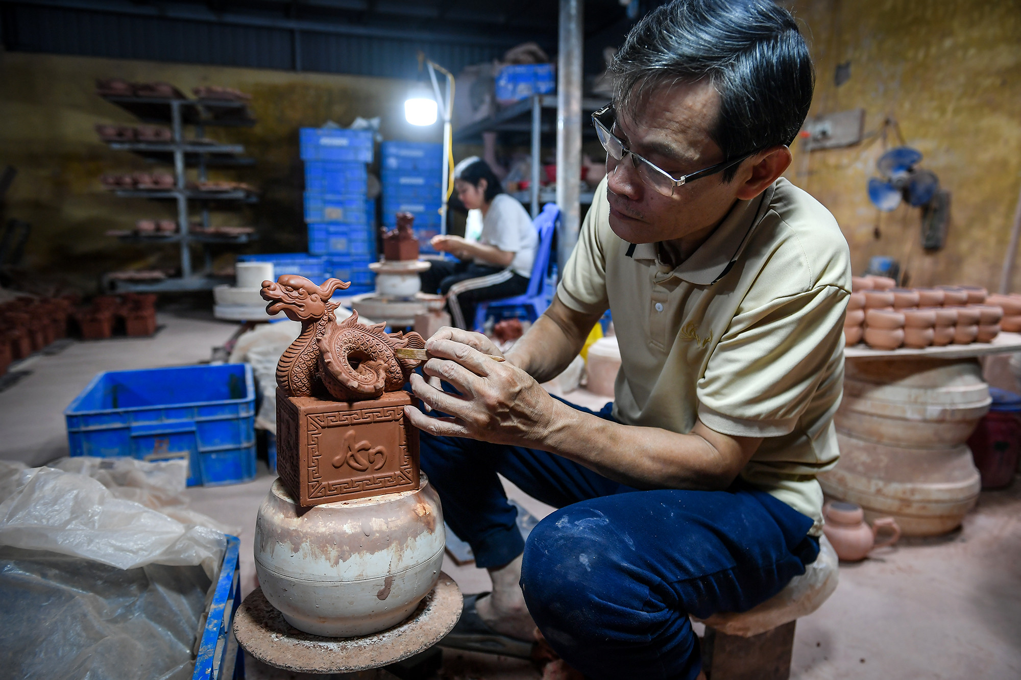 Ông Phạm Việt Khoa, nghệ nhân đã có quá nửa đời gắn với gốm sứ chia sẻ: Năm nay, sản phẩm chính mà xưởng của ông làm chính là chiếc ấn rồng này. "Rồng tượng trưng cho sự uy nghi, thịnh vượng và may mắn. Sản phẩm được cách điệu theo hình mẫu Hoàng đế chi bảo từ thời vua Minh Mạng", ông Khoa vừa làm vừa giải thích.