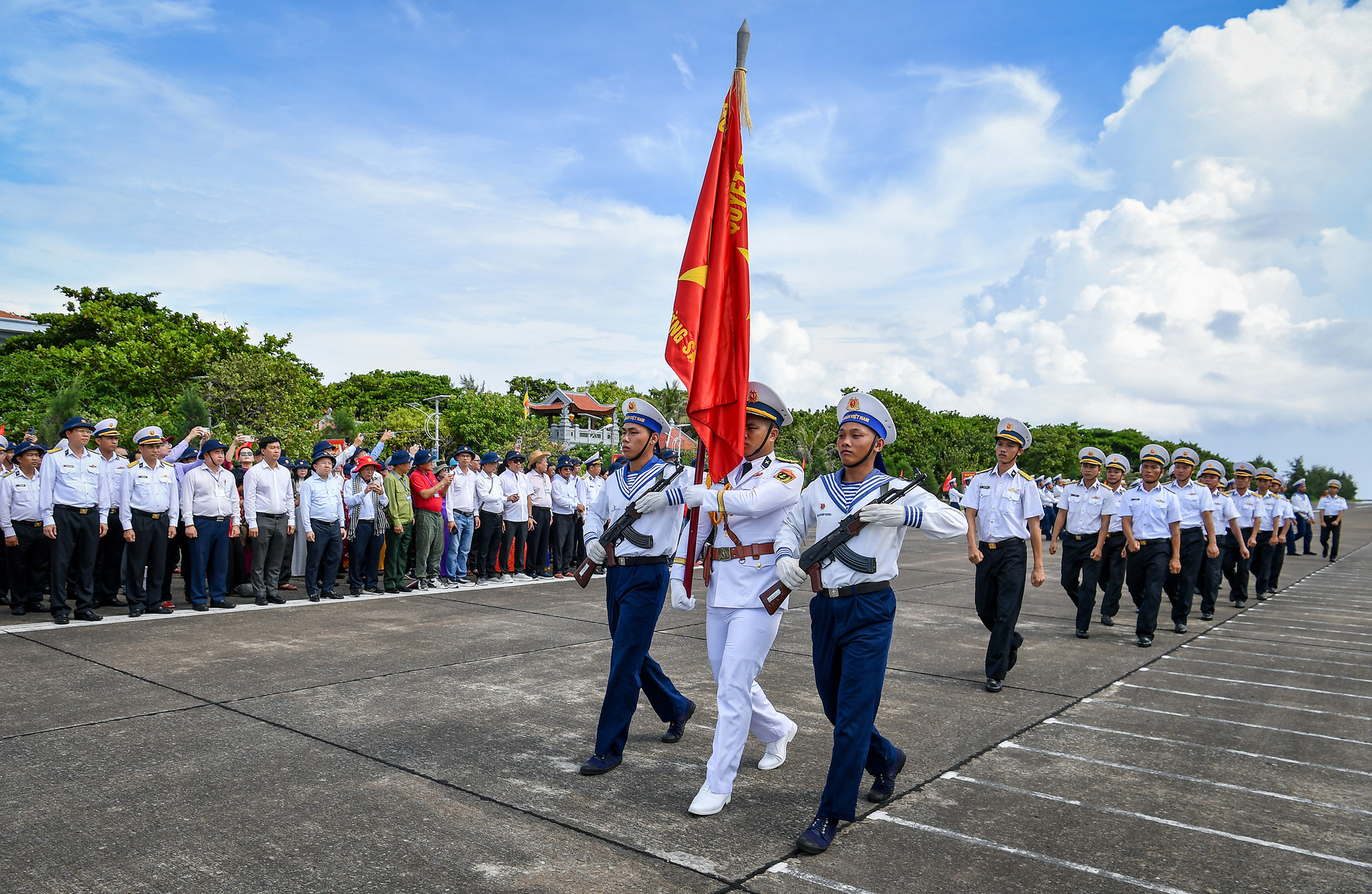 [Ảnh] Xúc động, tự hào buổi lễ chào cờ và duyệt đội ngũ trên đảo Trường Sa ảnh 9