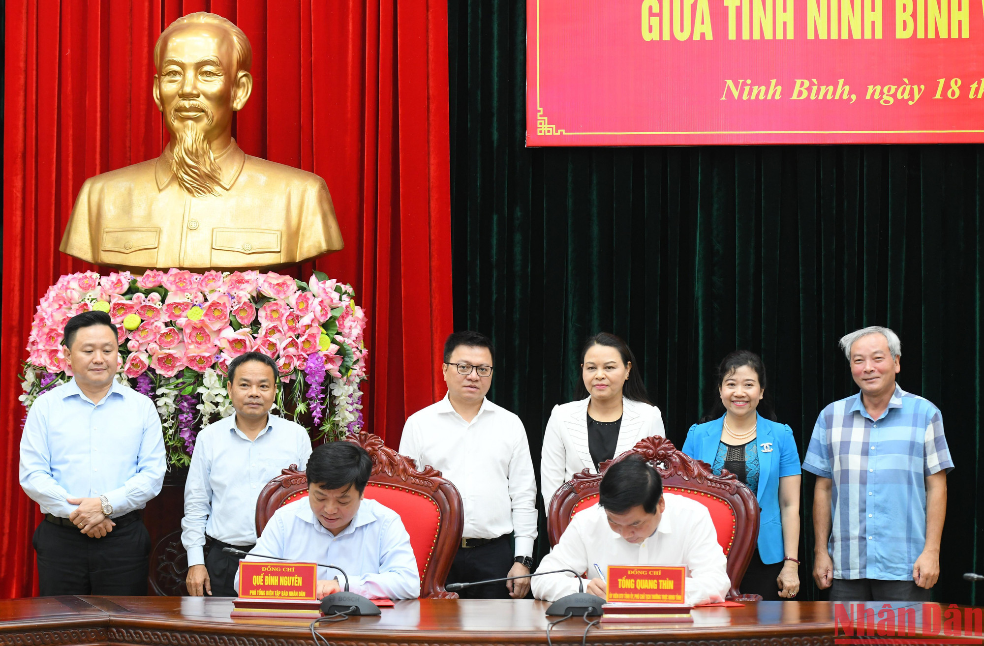 Tại hội nghị, đồng chí Tống Quang Thìn đại diện cho lãnh đạo tỉnh Ninh Bình và đồng chí Quế Đình Nguyên, Phó Tổng Biên tập Báo Nhân Dân, đại diện Ban Biên tập Báo Nhân Dân ký kết chương trình phối hợp công tác tuyên truyền giữa tỉnh Ninh Bình và Báo Nhân Dân giai đoạn 2022-2025.