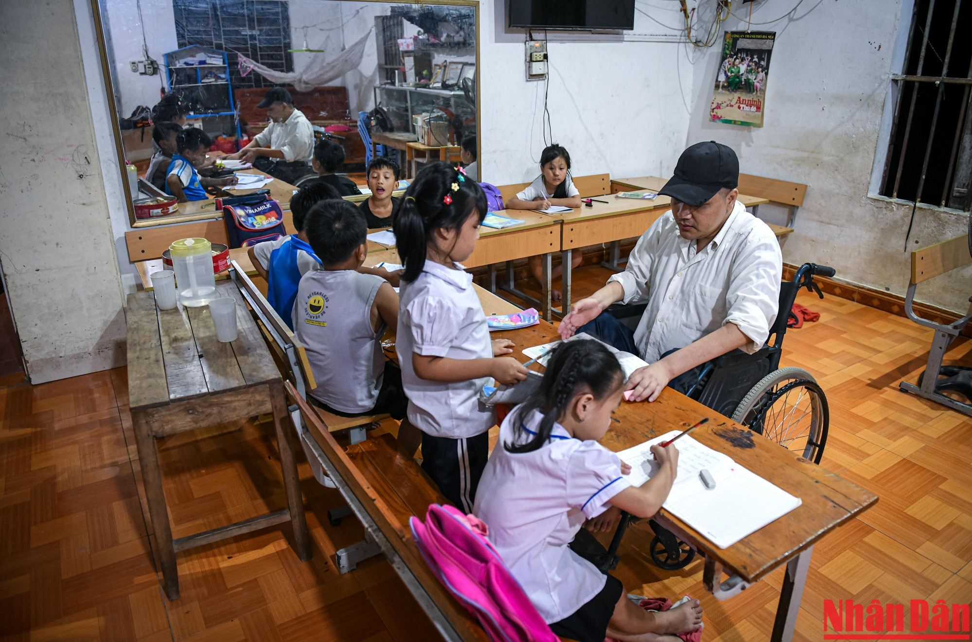 Hàng trăm học sinh ở xã Nam Phương Tiến đã được anh Trường kèm cặp và phụ đạo, nhiều em trong số đó đã thành học sinh giỏi đi thi viết vở sạch chữ đẹp. Với thầy giáo Trường, đây là niềm hạnh phúc nhỏ mà quý giá. (Ảnh: THÀNH ĐẠT)