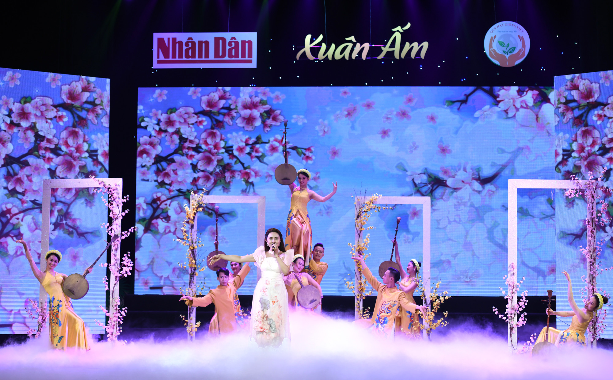 Chương trình “Xuân ấm 2023” do Quỹ Hạt giống Việt và Truyền hình Nhân Dân phối hợp tổ chức với mong muốn kêu gọi sự góp sức chung lòng của cộng đồng, giúp đỡ cho đồng bào đang gặp khó khăn trên khắp dải đất hình chữ S được đón một mùa xuân thực sự ấm áp tình người.