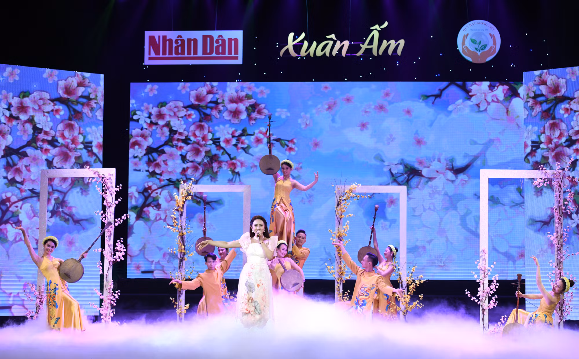 Chương trình “Xuân ấm 2023” do Quỹ Hạt giống Việt và Truyền hình Nhân Dân phối hợp tổ chức với mong muốn kêu gọi sự góp sức chung lòng của cộng đồng, giúp đỡ cho đồng bào đang gặp khó khăn trên khắp dải đất hình chữ S được đón một mùa xuân thực sự ấm áp tình người.