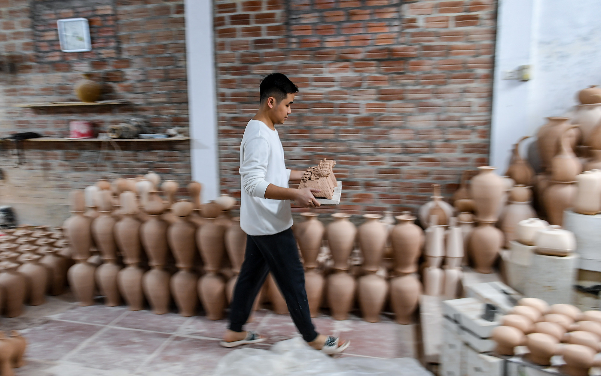 Truyền thuyết kể rằng, long mã xuất hiện trên sông Hoàng Hà, dưới thời Phục Hi, mình xanh, vằn đỏ, trên lưng có mang bức hà đồ, hay mã đồ, là sách trời ban cho vua để trị nước. Hà đồ là cơ sở để hình thành lý thuyết về Bát quái – cơ sở của kinh dịch sau này. Ngoài ra, Long mã còn là linh vật của Phật giáo, bởi nó thường cõng trên lưng Luật Tạng, một trong ba phần cốt tủy của kinh sách nhà Phật (Tam Tạng kinh).