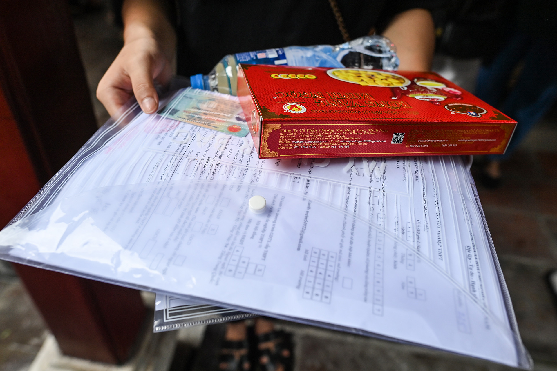 [Ảnh] Sĩ tử đến Văn Miếu cầu may trước kỳ thi tốt nghiệp THPT ảnh 8