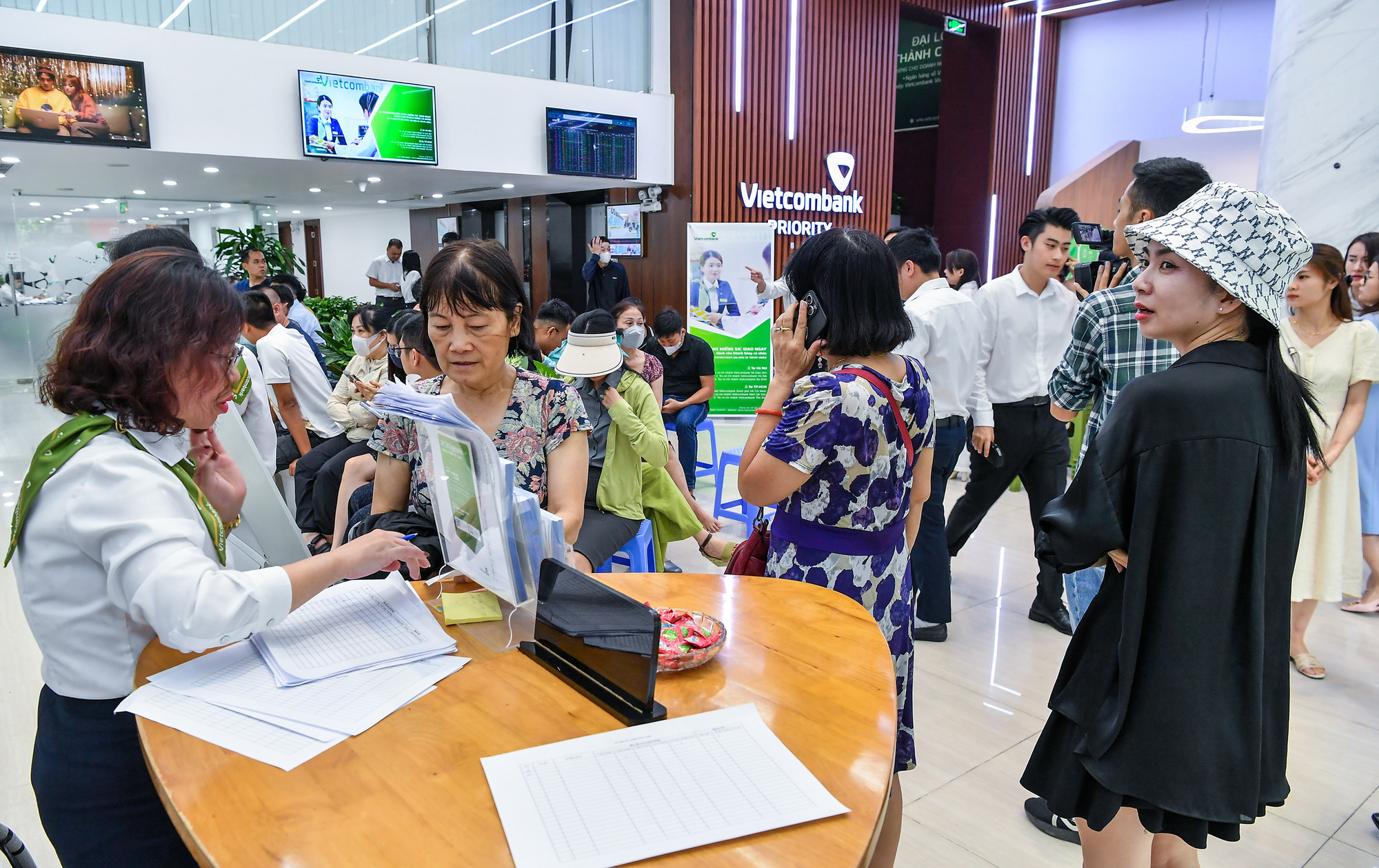 Nhằm đảm bảo thực hiện mục tiêu bình ổn thị trường theo chỉ đạo của Chính phủ và Thủ tướng Chính phủ, Ngân hàng Nhà nước Việt Nam sẽ thực hiện bán vàng trực tiếp cho 4 ngân hàng thương mại Nhà nước để các ngân hàng này bán vàng trực tiếp tới người dân.