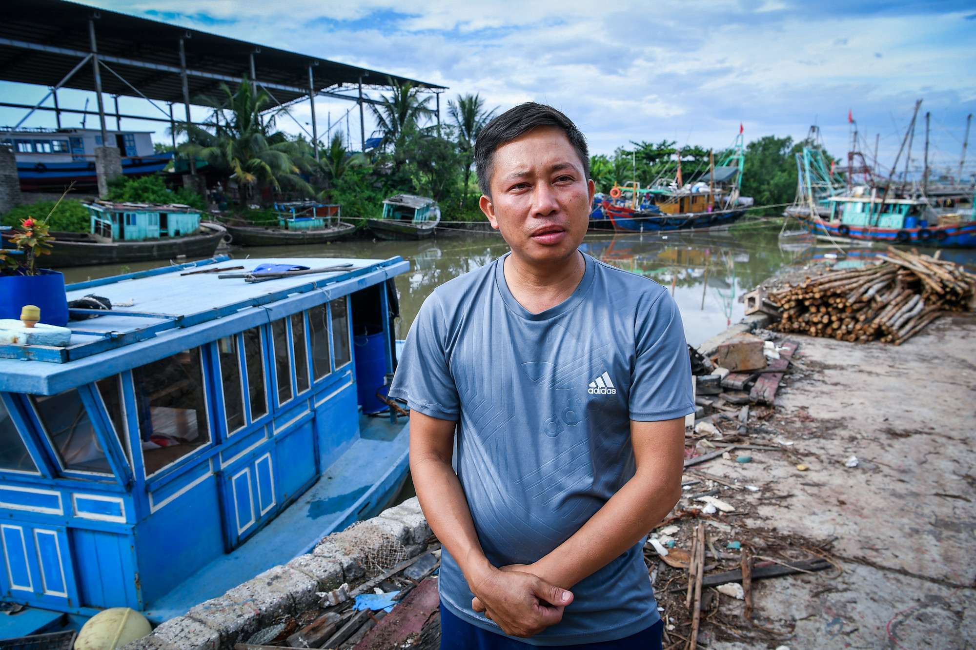 Anh Lê Đức Điền là chủ doanh nghiệp nuôi trồng thủy sản lớn tại Quảng Yên. Anh Điền cho hay, hiện trên toàn bộ công nhân làm việc trên các lồng nuôi trồng thủy sản của anh ngoài biển đã được di tản vào đất liền.