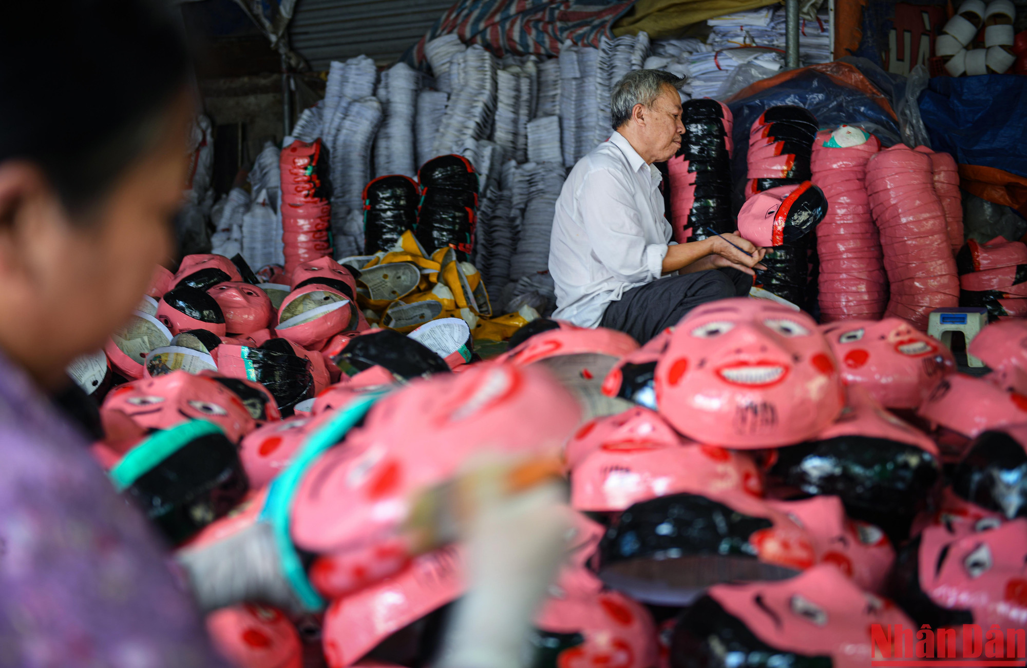 Ông Đông cho biết, trước kia, ông sẽ tự tay bồi giấy trước khi vẽ nhưng hiện tại quy trình bồi giấy được gia đình thuê nhân công để bảo đảm tiến độ, 2 vợ chồng ông chủ yếu sẽ hoàn thiện việc vẽ, sơn và tạo thành phẩm.