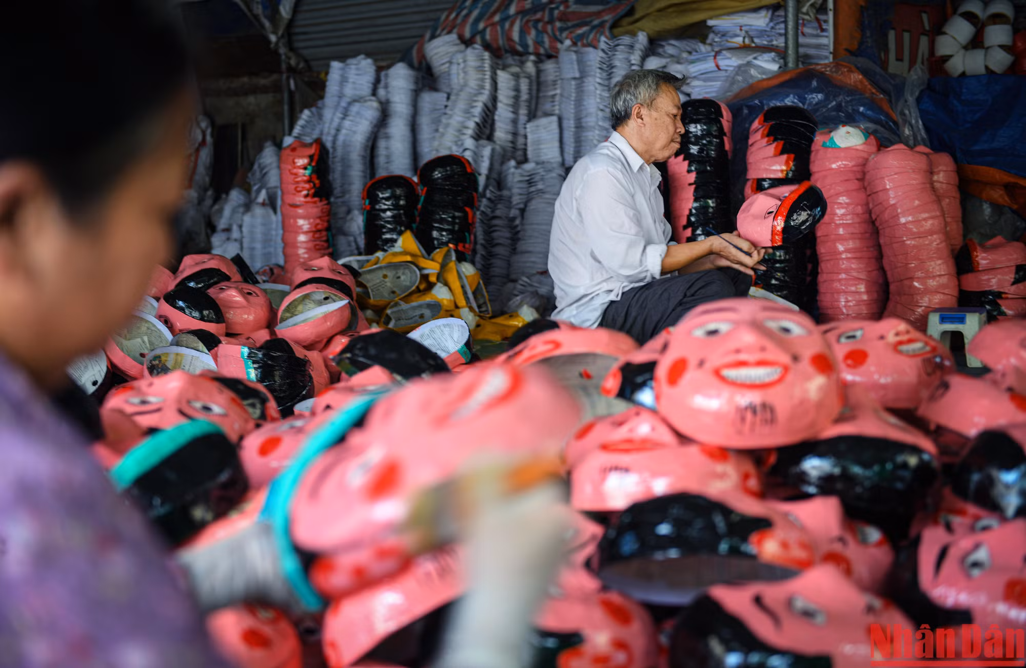 Ông Đông cho biết, trước kia, ông sẽ tự tay bồi giấy trước khi vẽ nhưng hiện tại quy trình bồi giấy được gia đình thuê nhân công để bảo đảm tiến độ, 2 vợ chồng ông chủ yếu sẽ hoàn thiện việc vẽ, sơn và tạo thành phẩm.