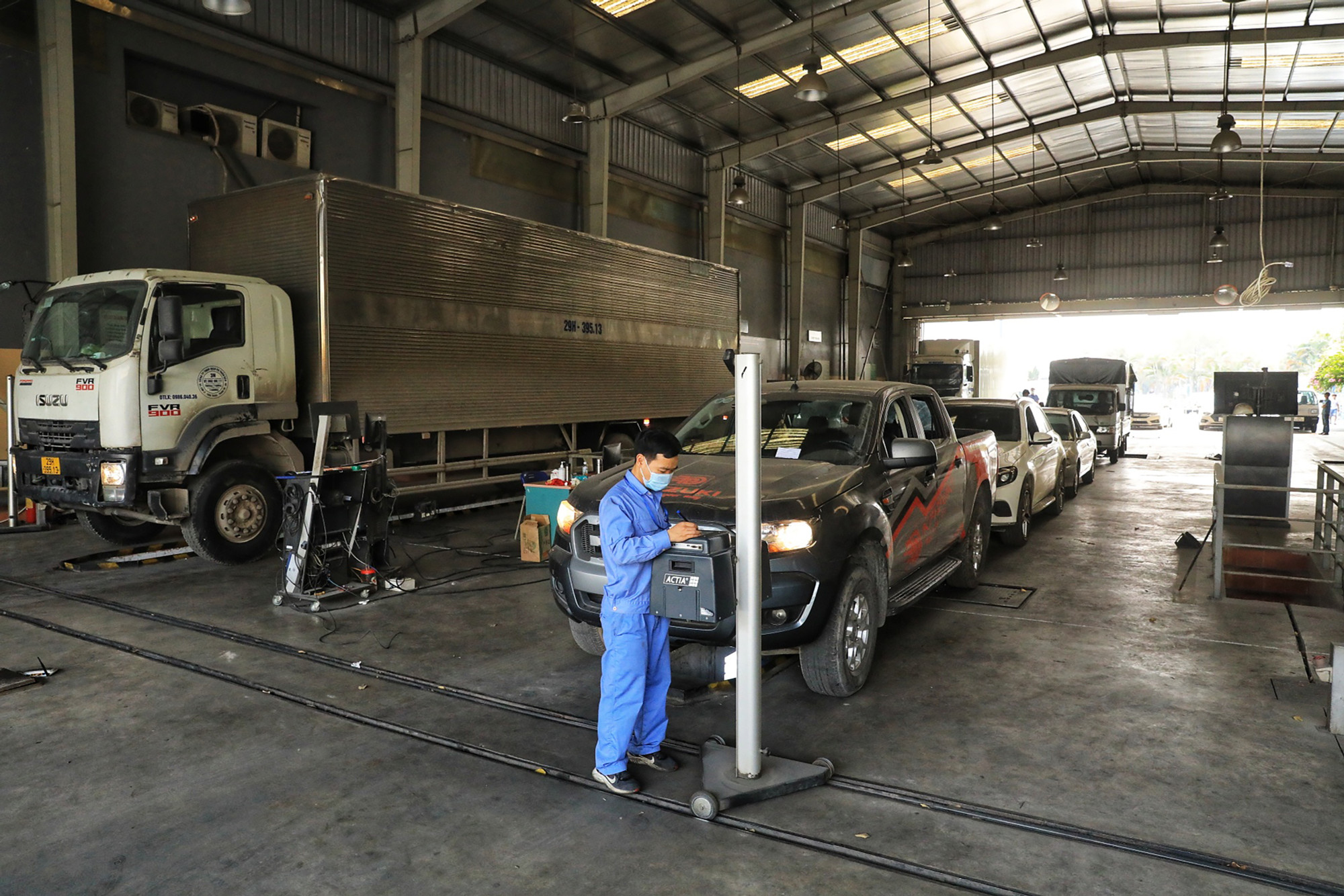 Như vậy, với số dây chuyền hiện có, Hà Nội chỉ kiểm định được hơn 1.000 xe/ngày và một tháng kiểm định được hơn 30.700 xe. Như vậy, với số dây chuyền hiện có, Hà Nội chỉ kiểm định được hơn 1.000 xe/ngày và một tháng kiểm định được hơn 30.700 xe.