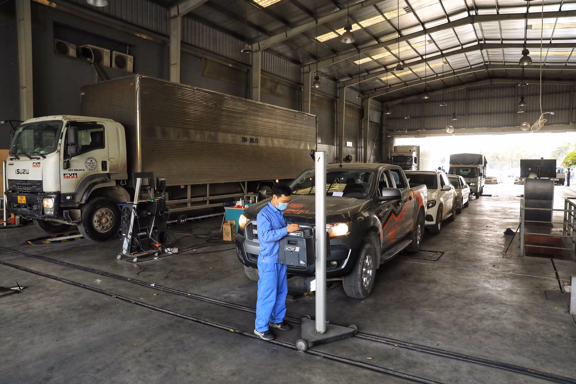 Như vậy, với số dây chuyền hiện có, Hà Nội chỉ kiểm định được hơn 1.000 xe/ngày và một tháng kiểm định được hơn 30.700 xe.