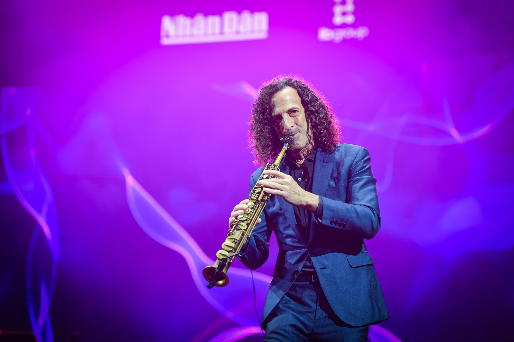 Kenny G khiến khán giả đi từ ngạc nhiên này đến ngạc nhiên khác khi không chỉ biểu diễn những kỹ thuật điêu luyện và đong đầy cảm xúc của mình, mà còn nói lời chào và cảm ơn rất dài tới khán giả tại đêm diễn bằng tiếng Việt.
