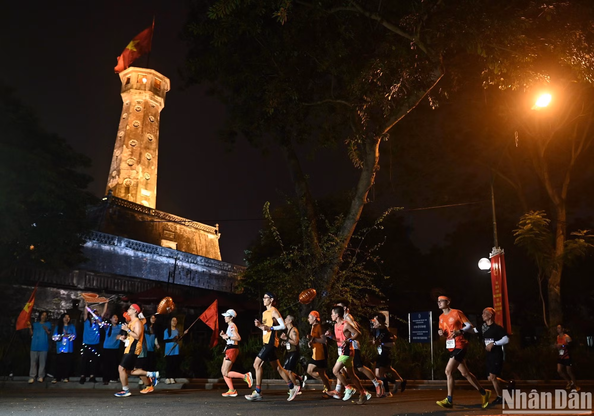 Các "runner" chạy qua khu vực Cột cờ Hà Nội, một địa danh rất quen thuộc với người dân Thủ đô.