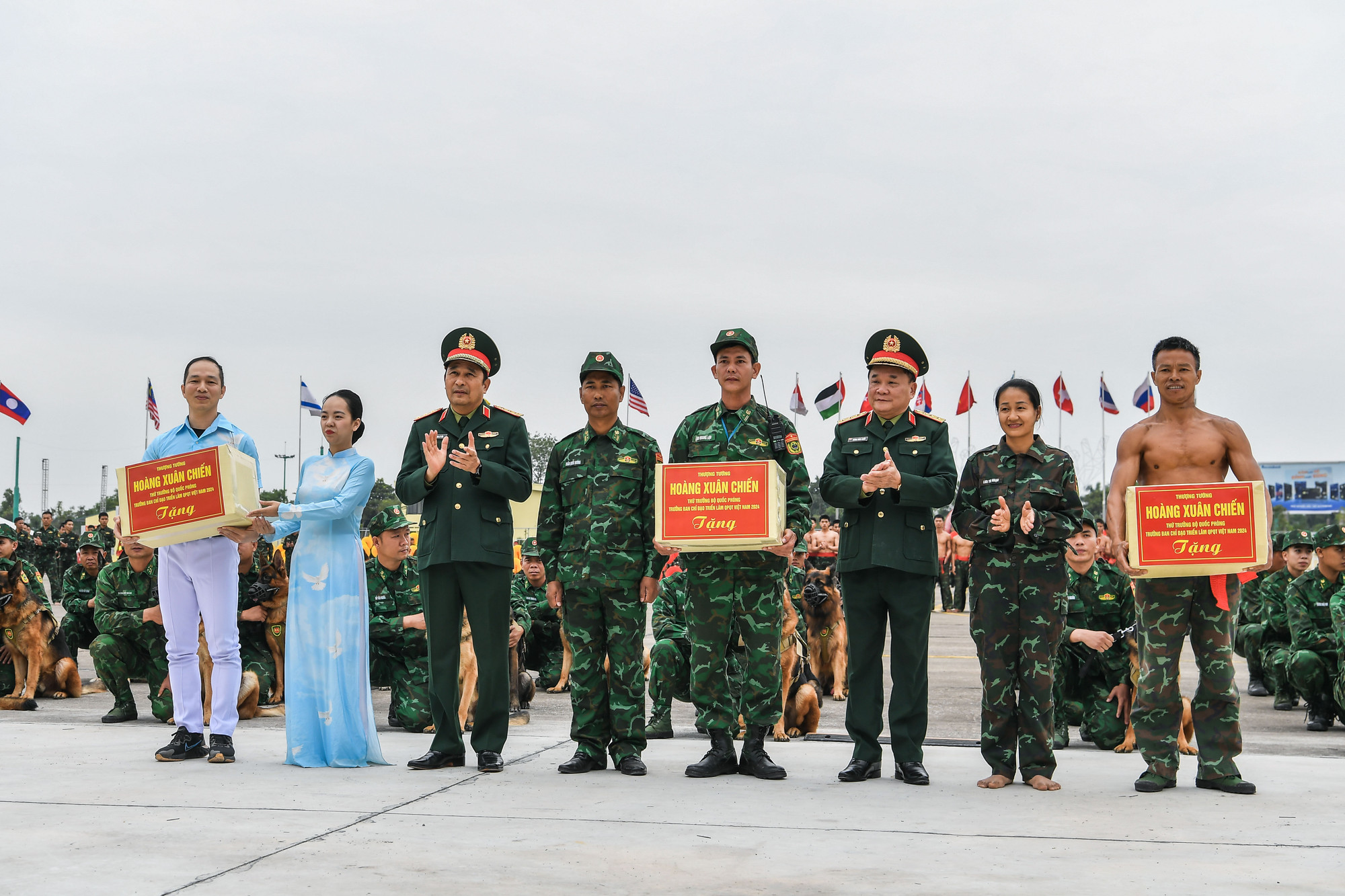 [Ảnh] Đặc công, máy bay, quân khuyển luyện tập cho sự kiện Triển lãm Quốc phòng quốc tế 2024 ảnh 15
