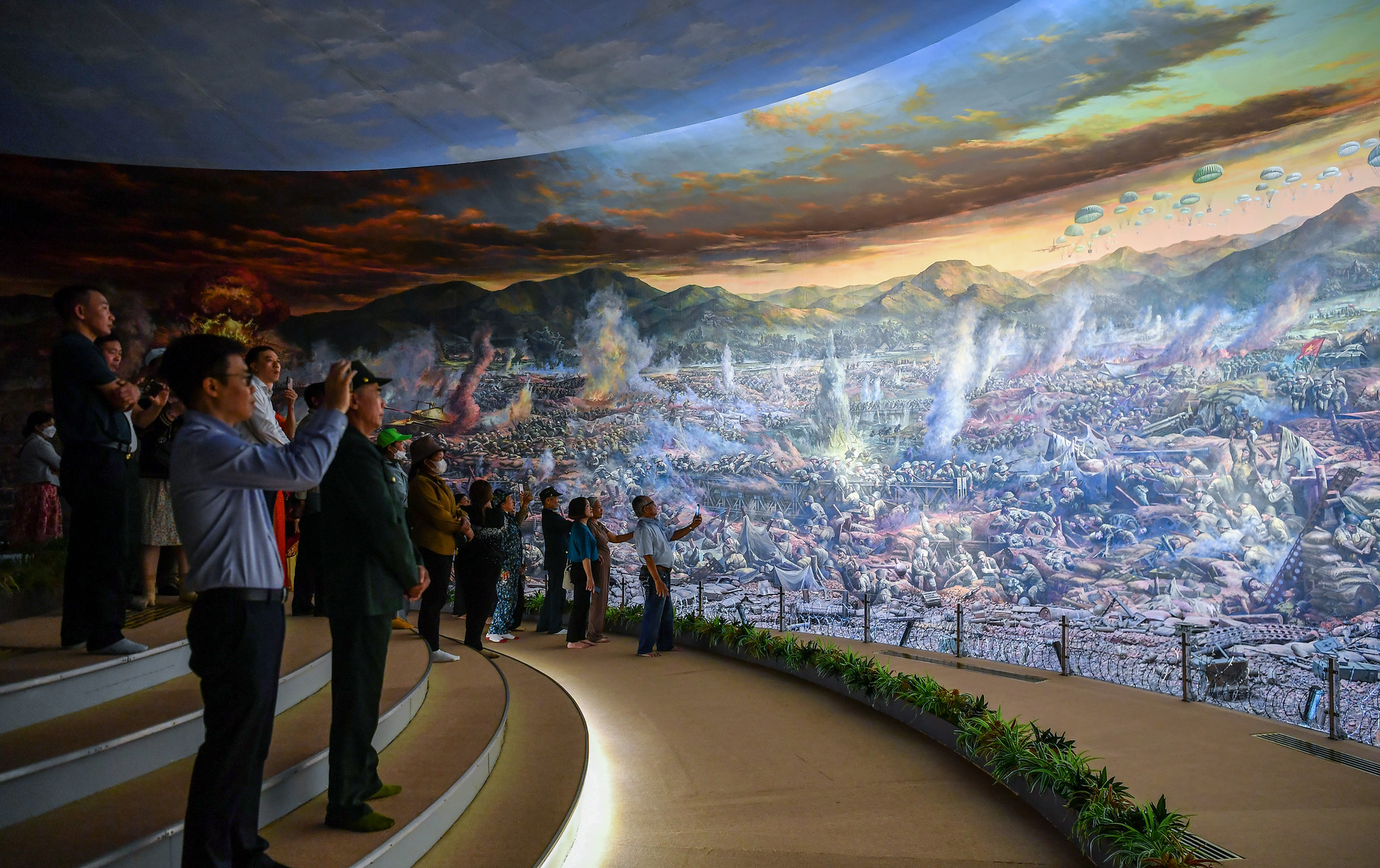 [Ảnh] Cựu chiến binh, du khách xúc động xem tranh Panorama tái hiện Chiến dịch Điện Biên Phủ ảnh 6