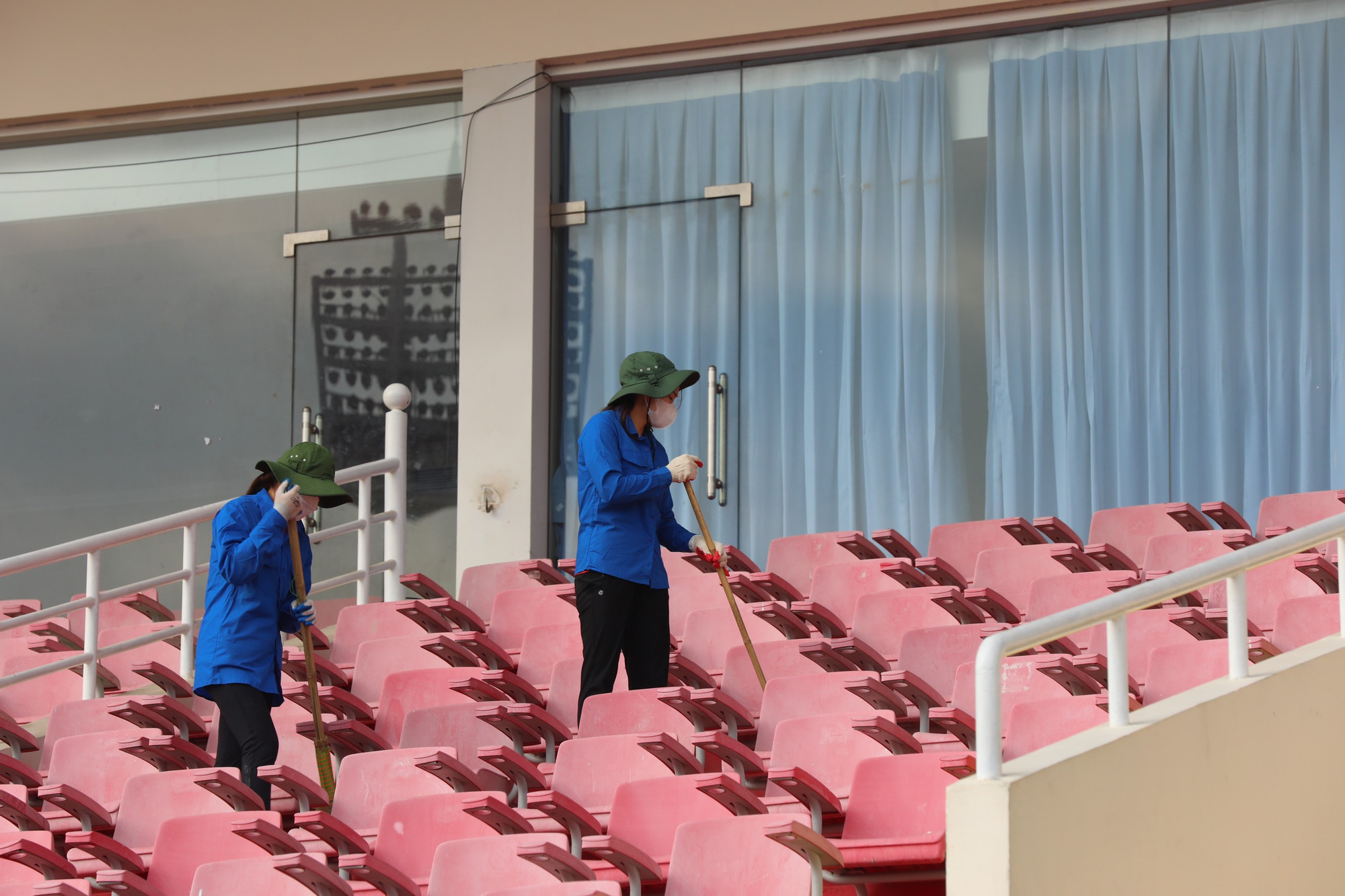 Các hàng ghế được quét dọn, lau chùi kỹ càng để phục vụ khán giả tốt nhất.