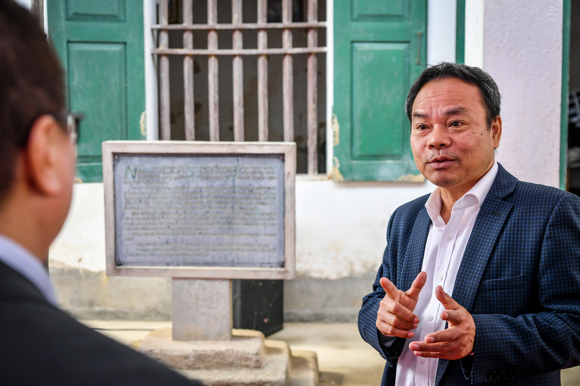 Phó Tổng Biên tập Báo Nhân Dân Đinh Như Hoan giải thích cho các đại biểu về ý nghĩa của tấm bia lịch sử.