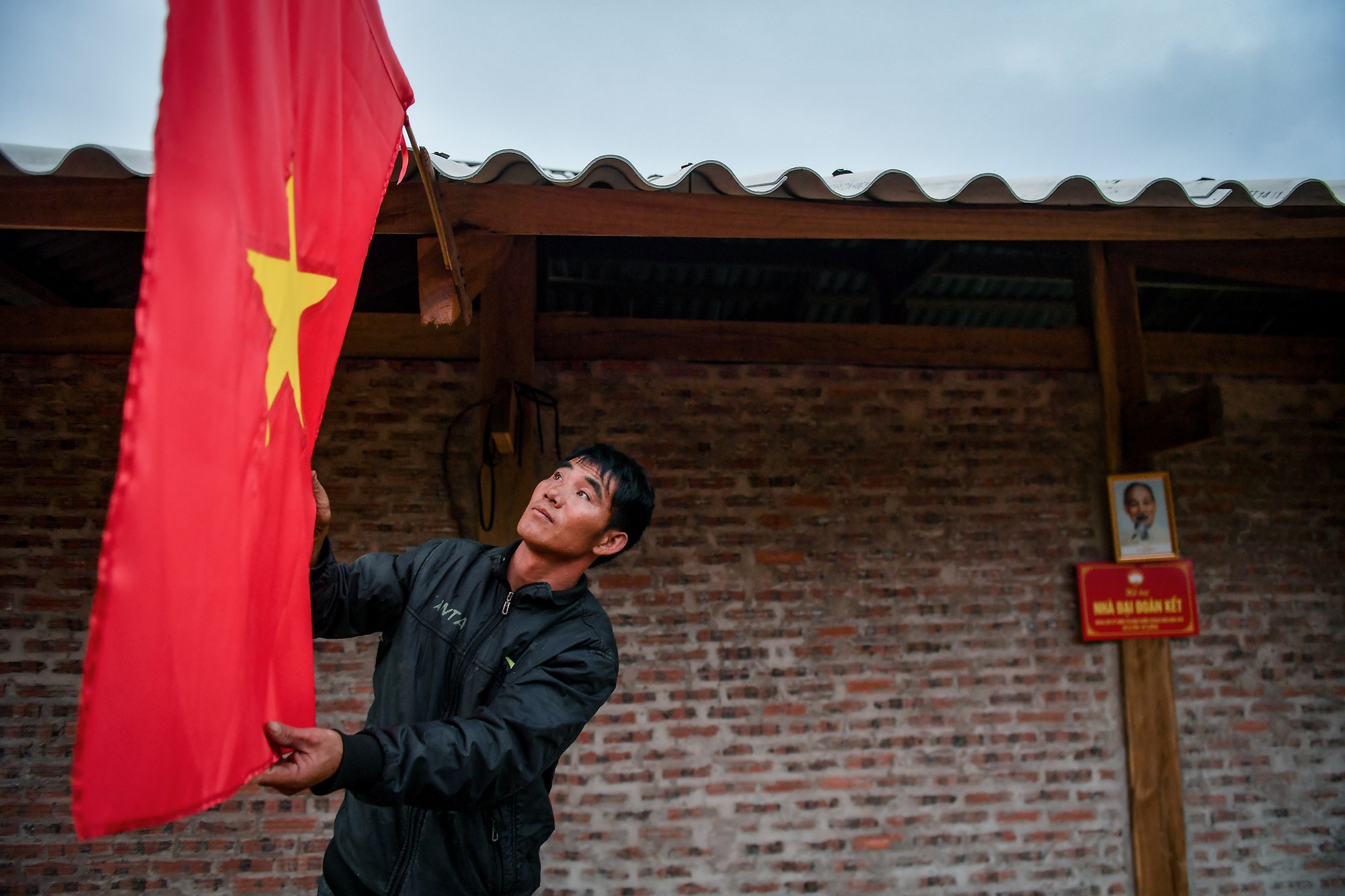 "Bếp trưởng" Giàng A Dơ, sau 13 năm, đã có một căn nhà khang trang. Phía trước, anh treo ảnh Bác, cờ Tổ quốc một cách nghiêm trang... "Bếp trưởng" Giàng A Dơ, sau 13 năm, đã có một căn nhà khang trang. Phía trước, anh treo ảnh Bác, cờ Tổ quốc một cách nghiêm trang...