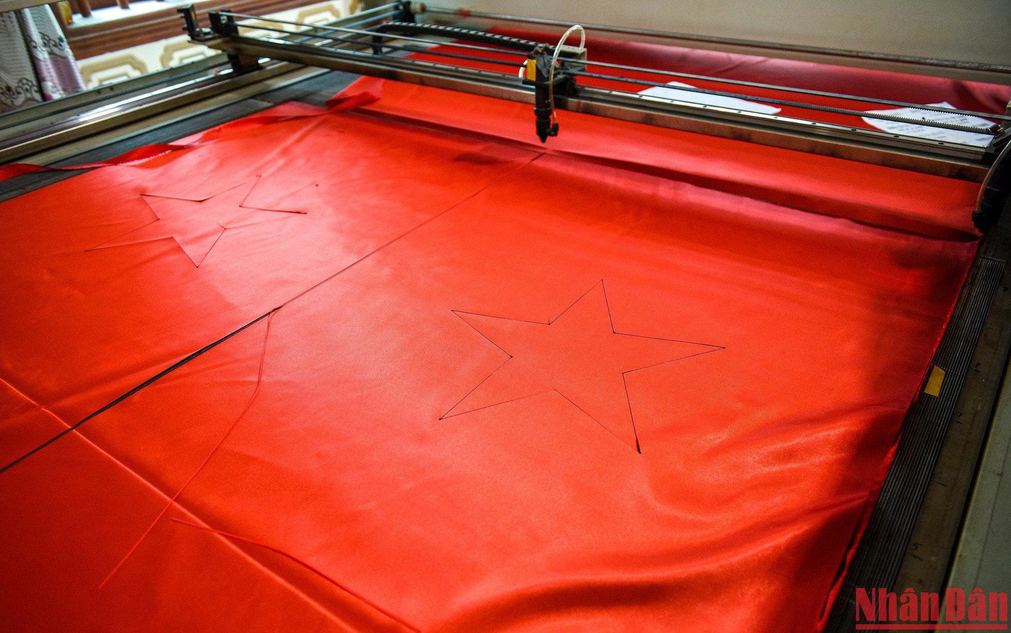 Hiện nay, các hộ sản xuất quy mô lớn tại Từ Vân đều trang bị máy móc hiện đại, lập trình tự động trên máy tính nên độ chính xác cao, tốc độ cắt vải nhanh mà chi tiết lại sắc nét, đẹp hơn.